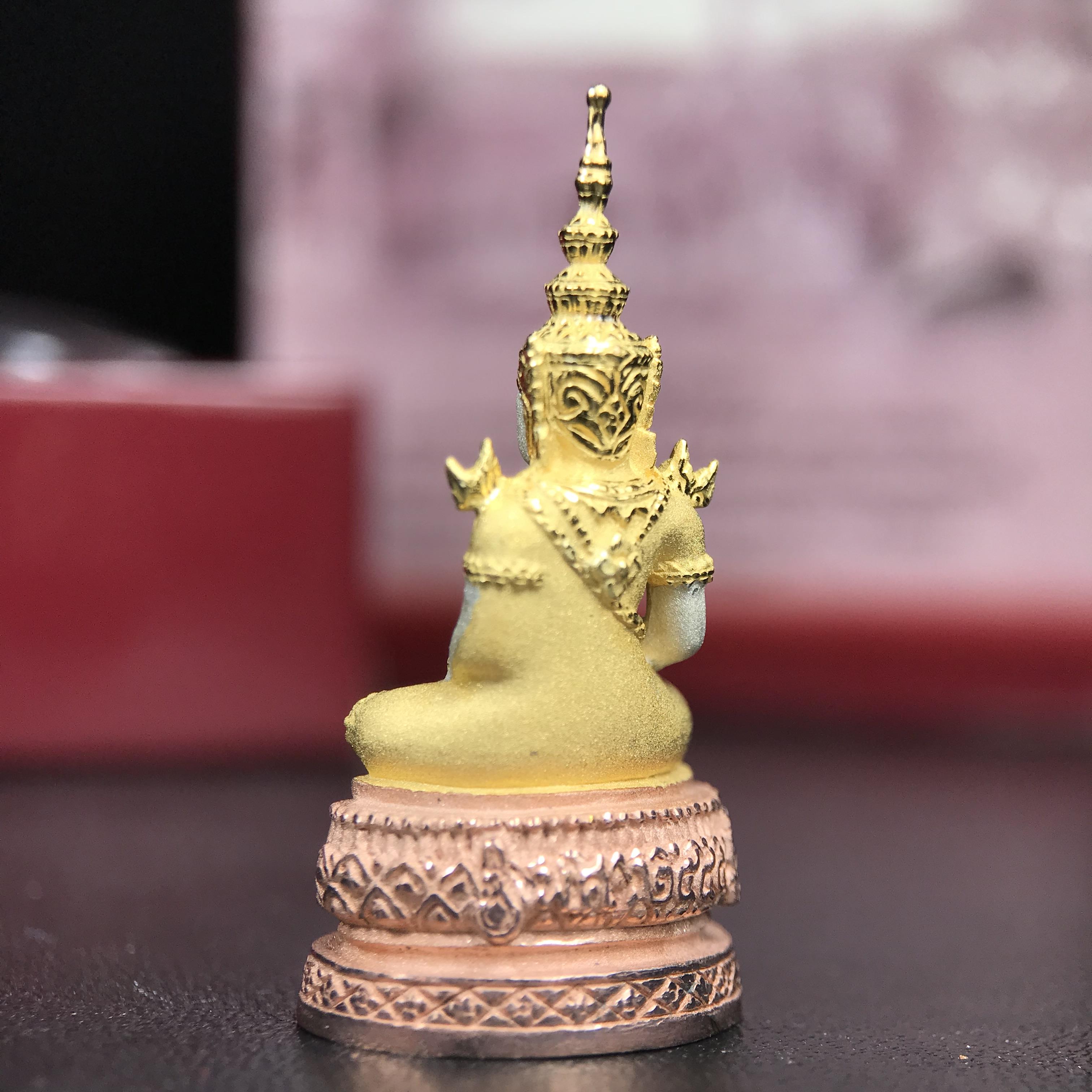 พระแก้วมรกต ภปร.(รุ่นแรก) ปี2545 จัดสร้างในมหาวโรกาส พระบาทสมเด็จพระเจ้าอยู่หัวรัชกาลที่ 9 ครบรอบ 75 พรรษา และฉลองกรุงรัตนโกสินทร์ครบ 220 ปี พิมพ์ลอยองค์ใหญ่ เนื้อเงินบริสุทธิ์ 92.5%(สามกษัตริย์) ขนาด 19*35 มม. พร้อมกล่อง สวยครบสมบูรณ์(องค์หมายเลข ๓๓๘๗)