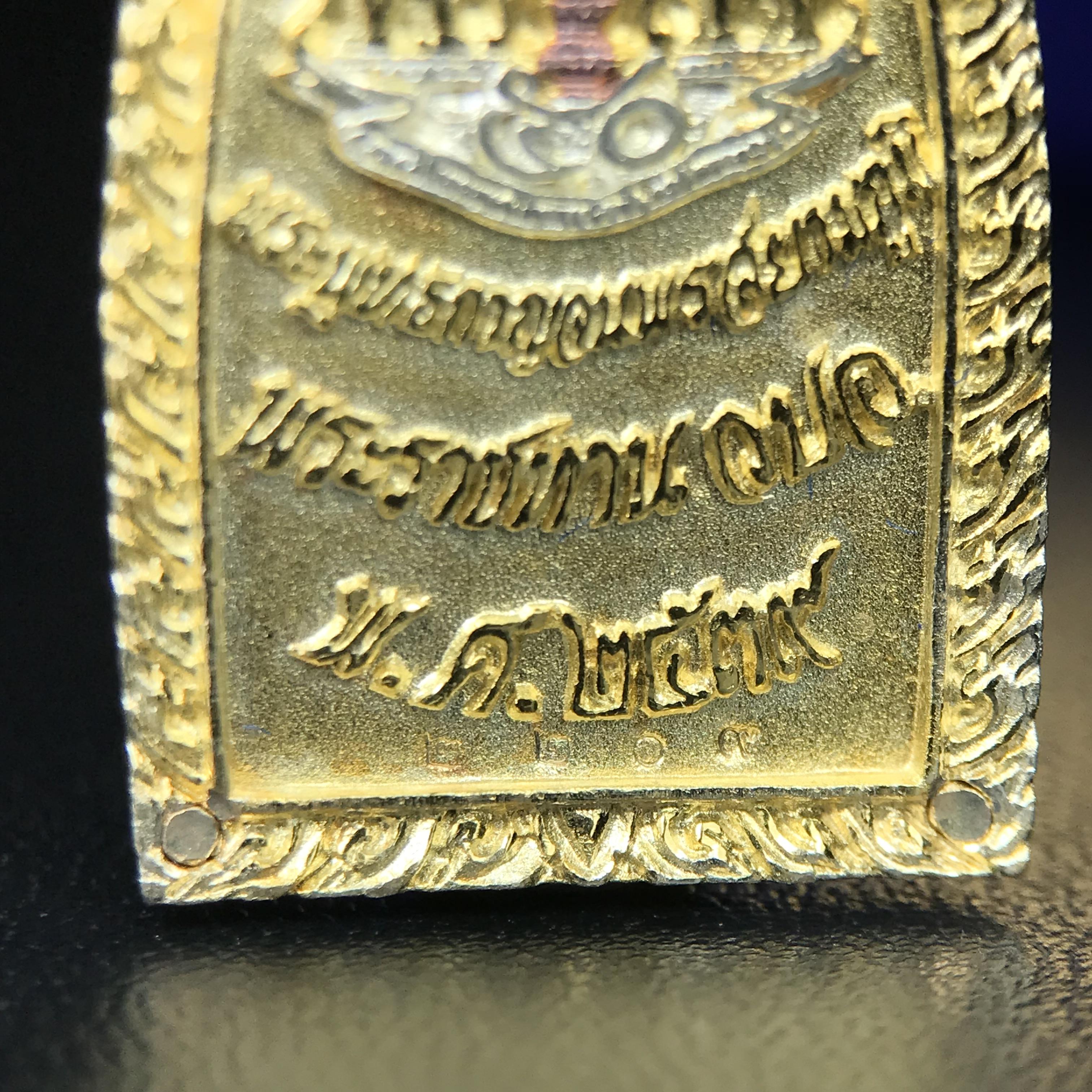 พระพุทธกาญจนพรสยามภูมิ ภปร. ปี 2539 เนื้อเงินสามกษัตริย์พื้นทรายเงา(ผิวเดิมสวย) พิมพ์ทรงใบขนุน ขนาด3.2ซม. พระพุทธรูปประจำพระชนมวาร รัชกาลที่9 ทรงโปรดเกล้าให้วิทยาลัยป้องกันราชอาณาจักร(วปอ.)สร้างในวโรกาสทรงครองสิริราชสมบัติครบ50ปี พ.ศ.2539(1ใน5000องค์)