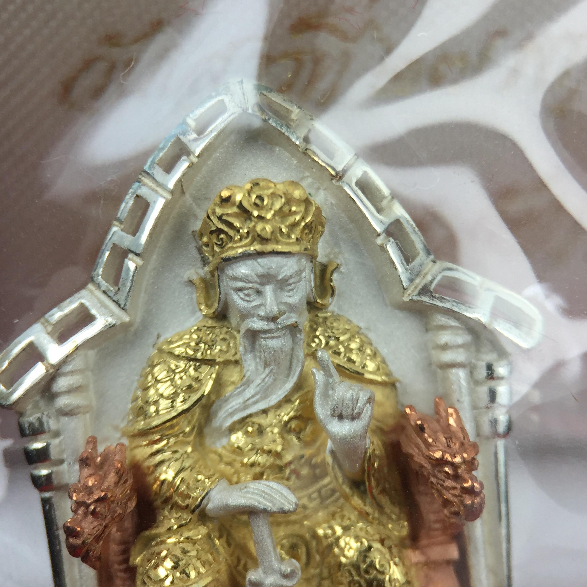 เหรียญรูปเหมือนเจ้าพ่อเสือ (ตั่วเหล่าเอี๊ย)รุ่นสองแผ่นดิน ปี 2542 หลัง ตราสัญลักษณ์ ภปร. 6รอบ 72 พรรษาในหลวงรัชกาลที่9 เสือคาบดาบ เหรียญหล่อ 3 มิติ เนื้อเงินสามกษัตริย์ พิมพ์ใหญ่ ปลุกเสก ณ วัดมังกรกมลาวาส(เล่งเน่ยยี่)สภาพสวยซีนซองเดิมกล่องครบเดิม