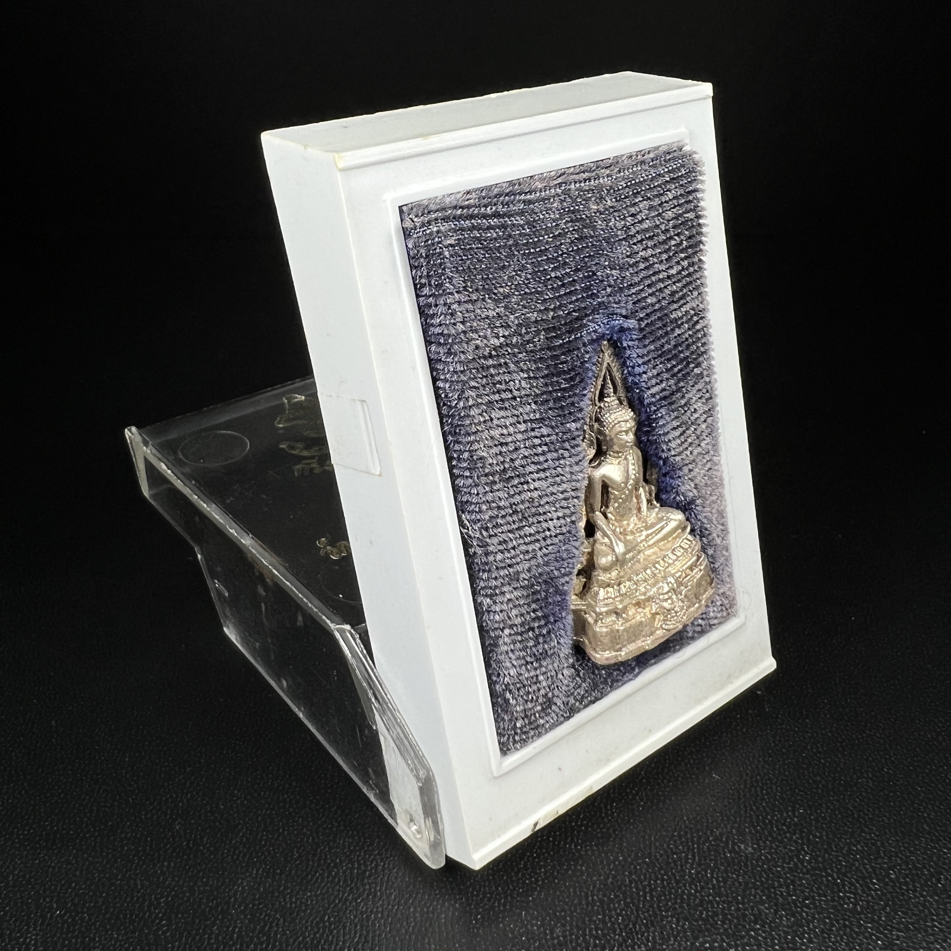 พระกริ่งพุทธชินราช รุ่นพระมาลาเบี่ยง ปี พ.ศ.2520 (รุ่นแรก รุ่นเดียว) วัดพระศรีรัตนมหาธาตุ พิษณุโลก ปี 2520 พิมพ์ใหญ่เนื้อเงิน(ผิวเดิมสวยติดรุ้งนิดๆผิวขึ้นน้ำทองสวยมีเสน่ห์ตามกาลเวลา)พิธีใหญ่ เกจิในยุคร่วมเสกมากมาย(องค์หมายเลขสวย เลขเบิ้น เลขคู่ ๕๕๓๓)