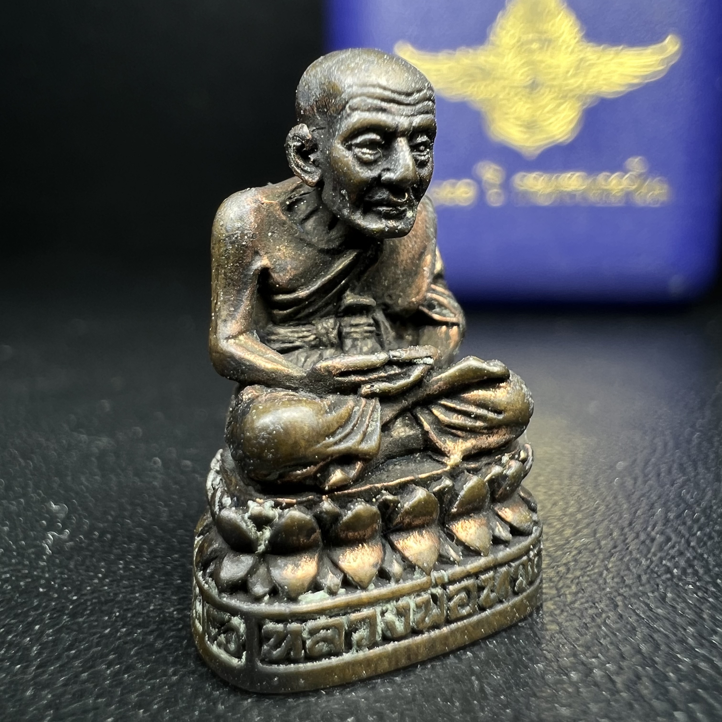 รูปเหมือนหล่อลอยองค์หลวงปู่ทวด รุ่น 111ปี กระทรวงกลาโหม เนื้อนวโลหะรมดำ-ปัดเงา ปี2540 พิธีใหญ่ สภาพสวย เข้มขลัง นิยม พร้อมกล่องบรรจุเดิม