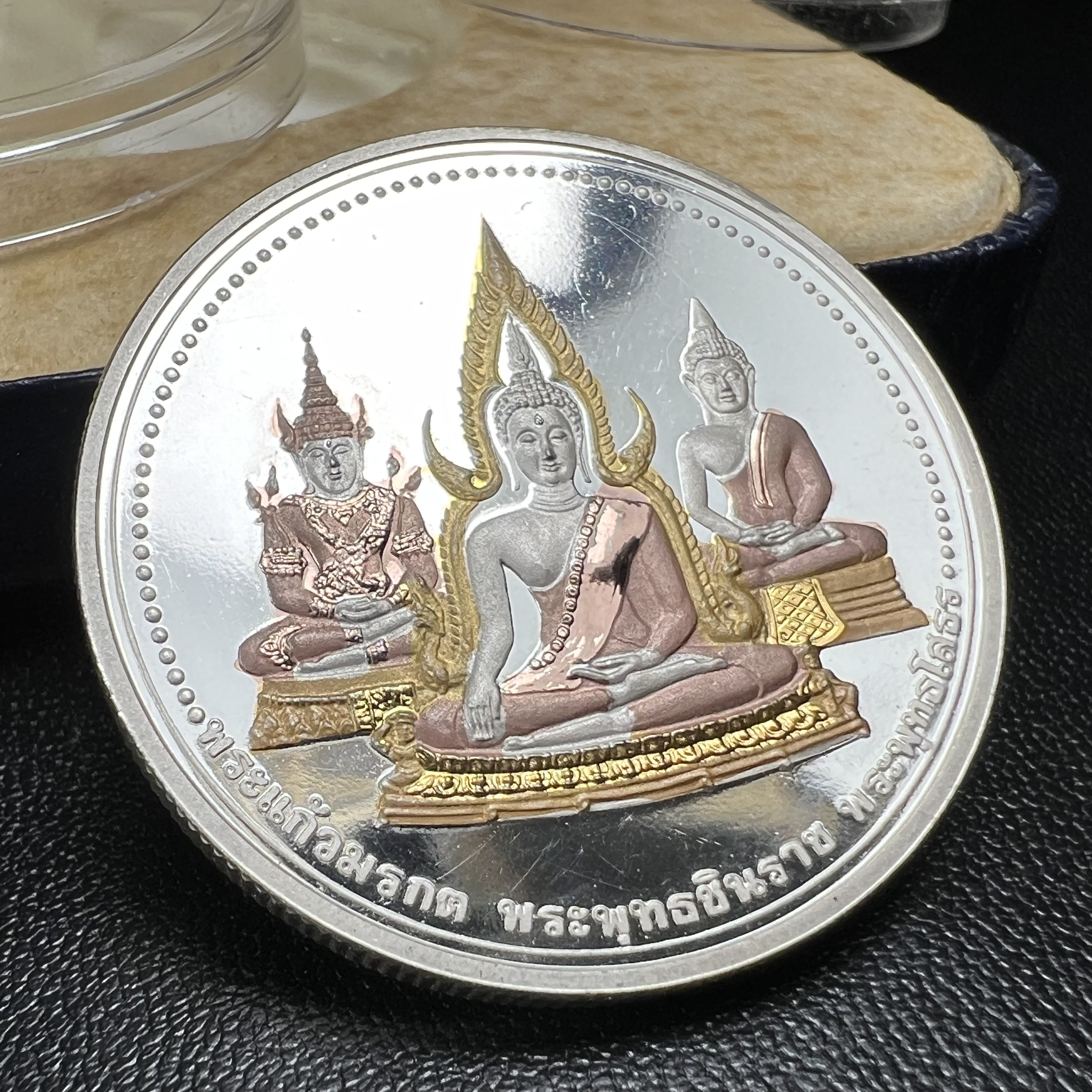 เหรียญพระแก้วมรกต พระพุทธชินราช พระพุทธโสธร รุ่นพุทธบารมี ปี 2540 เนื้อเงินขัดเงา 99.9% ชุบ 3 กษัตริย์ พร้อมกล่องบรรจุเดิม พิธีพุทธาภิเษก 2 พิธี มหามงคล (พระพุทธคู่บ้านคู่เมือง รูปแบบเหรียญสวยงดงามมาก พิธีใหญ่ เป็นที่นิยม)สร้างน้อยหายาก 1 ใน 500 เหรียญ