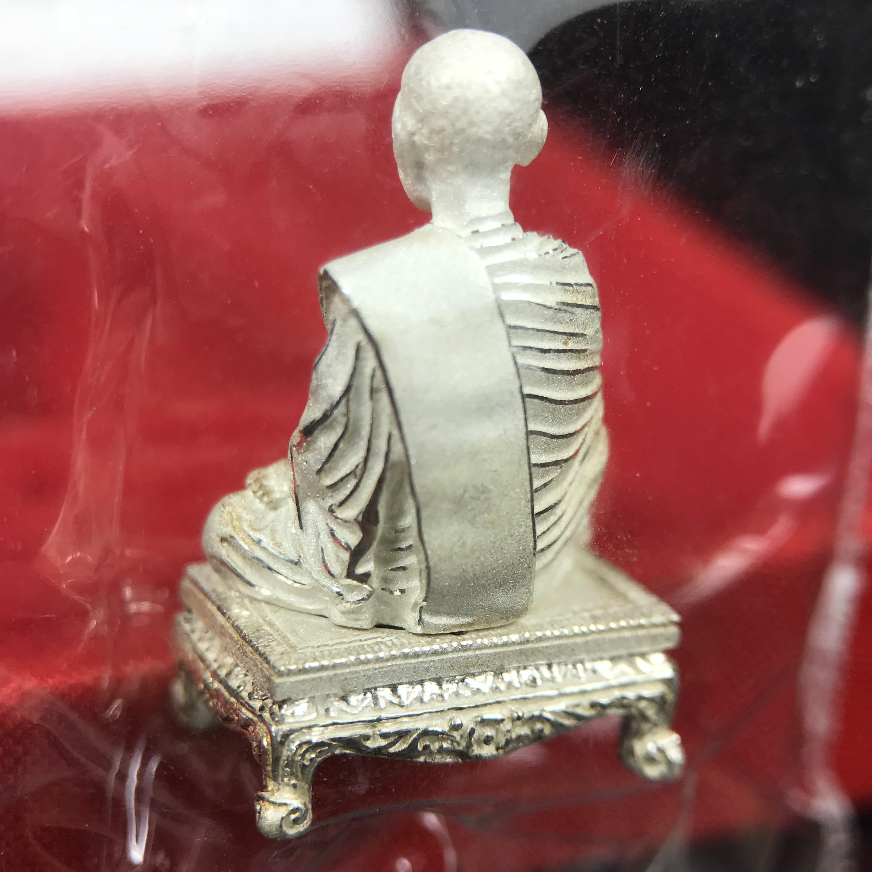 สมเด็จพุฒาจารย์ (โต พรหมรังสี) อนุสรณ์ 128 ปี สมเด็จพระญาณสังวร สมเด็จพระสังฆราช ทรงเมตตาอธิฐานจิต ปี 2543 มหาพุทธาภิเษก 3วาระ รูปเหมือนลอยองค์พิมพ์ใหญ่เนื้อเงิน ขนาด 1.5 x 2.5 ซม. ทรงคุณค่าทั้งด้านความงานด้านพุทธศิลป์ และพุทธคุณ