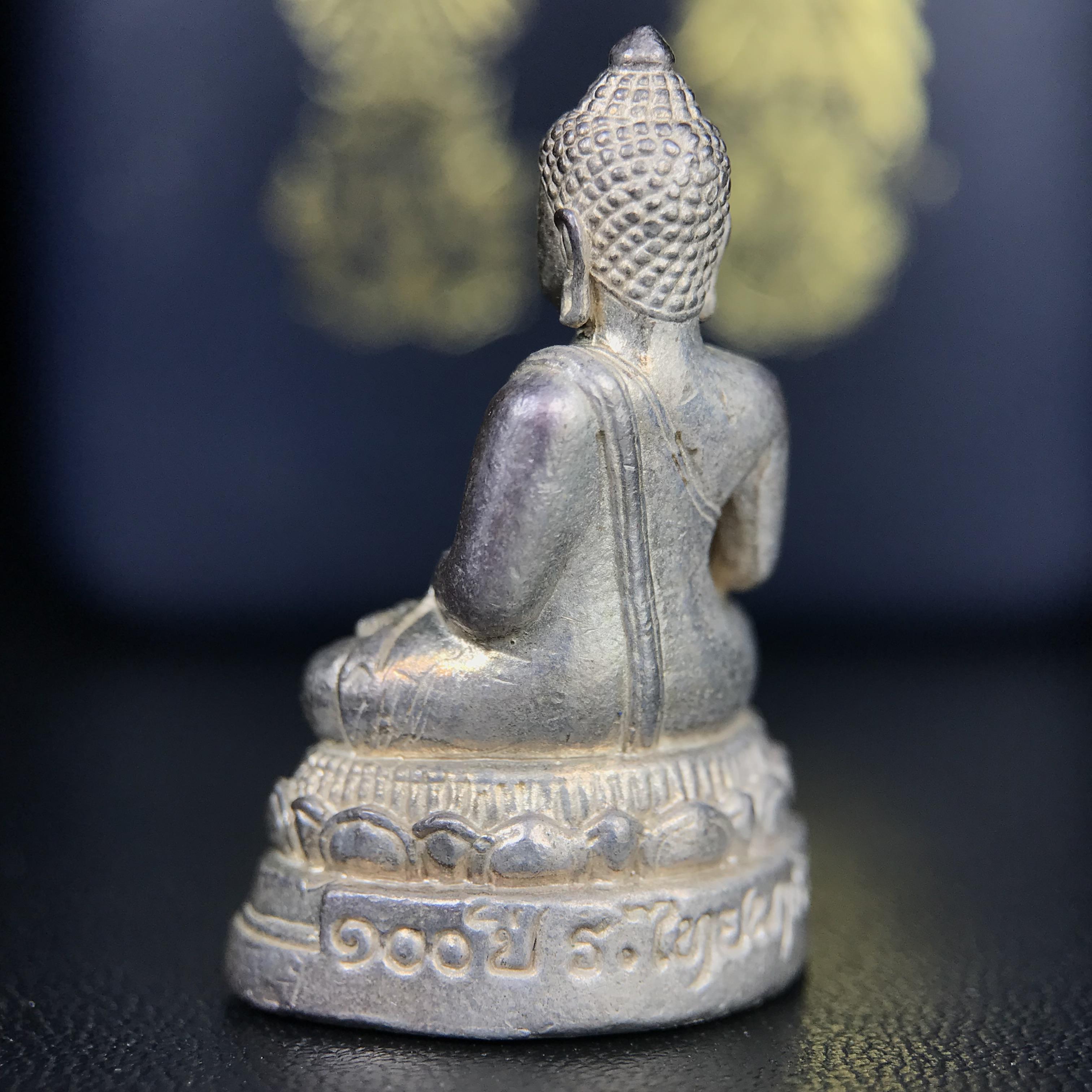 พระกริ่งพระพุทธนรสีห์ จปร.+ภปร. ครบรอบ 100 ปี ธนาคารไทยพาณิชย์ ปี 2550 พระกริ่งเนื้อเงิน(หายาก)(พุทธศิลป์งดงาม)ด้านหน้าฐานประดับด้วยตราสัญลักษณ์ "จปร" และ "ภปร" (องค์เนื้อเงินสร้างน้อย พบเจอน้อยหายาก)1 ใน 2500 องค์