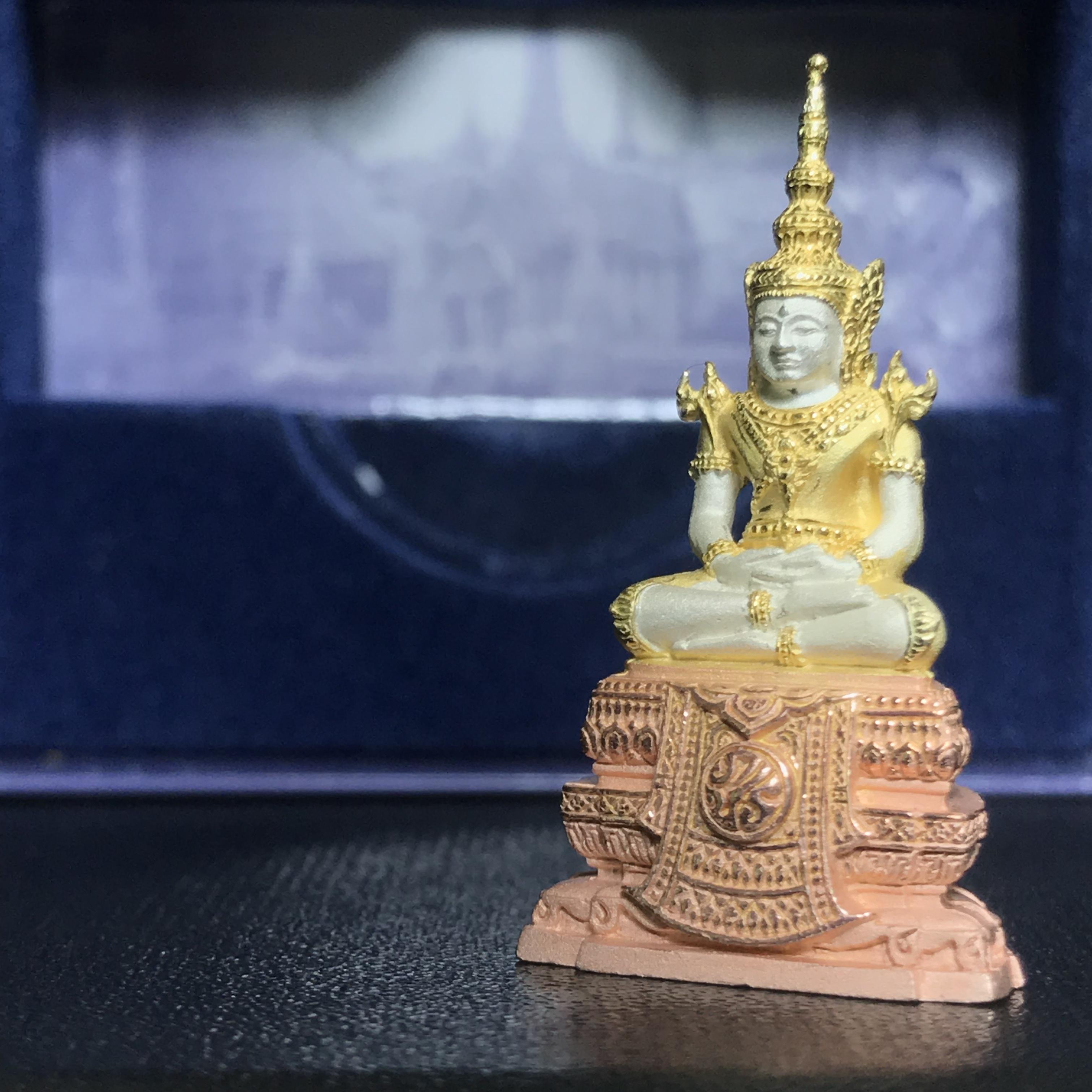 พระแก้วมรกต ภปร. ปี2547 จัดสร้างโดย รพ.ภูมิพลฯ เนื้อเงิน (3 กษัตริย์)ลอยองค์ หน้าตัก 1/2 นิ้ว(1ใน3000องค์)