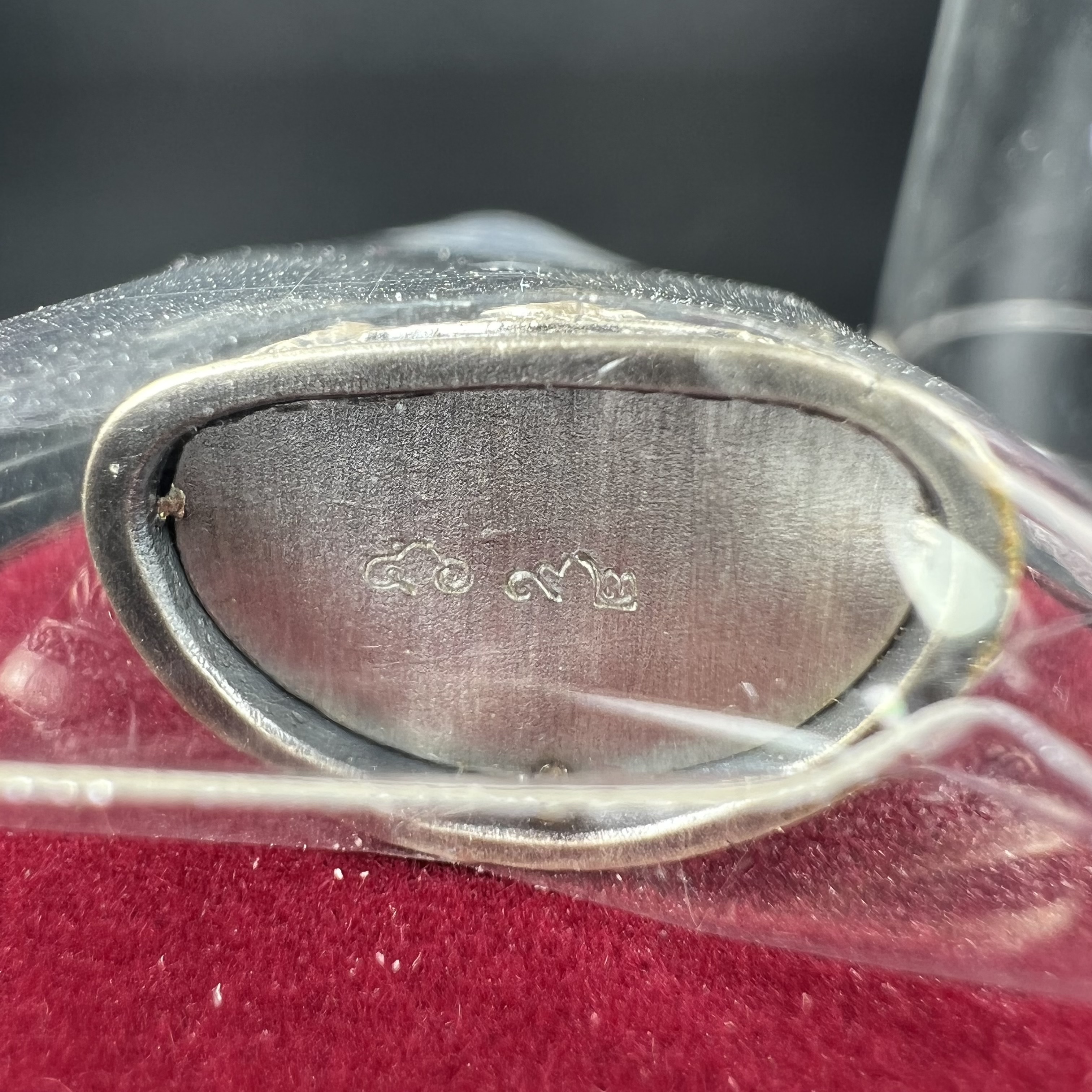 พระแก้วมรกต ภปร.(รุ่นแรก) ปี2545 รุ่นฉลองกรุงรัตนโกสินทร์ครบ 220 ปี พิมพ์ลอยองค์ใหญ่ เนื้ออัลปาก้า ชุบเงินลงดำ ขนาด 19*35 มม. พร้อมครอบตั้งโชว์เดิม องค์พระซีนซองเดิม สวยครบสมบูรณ์