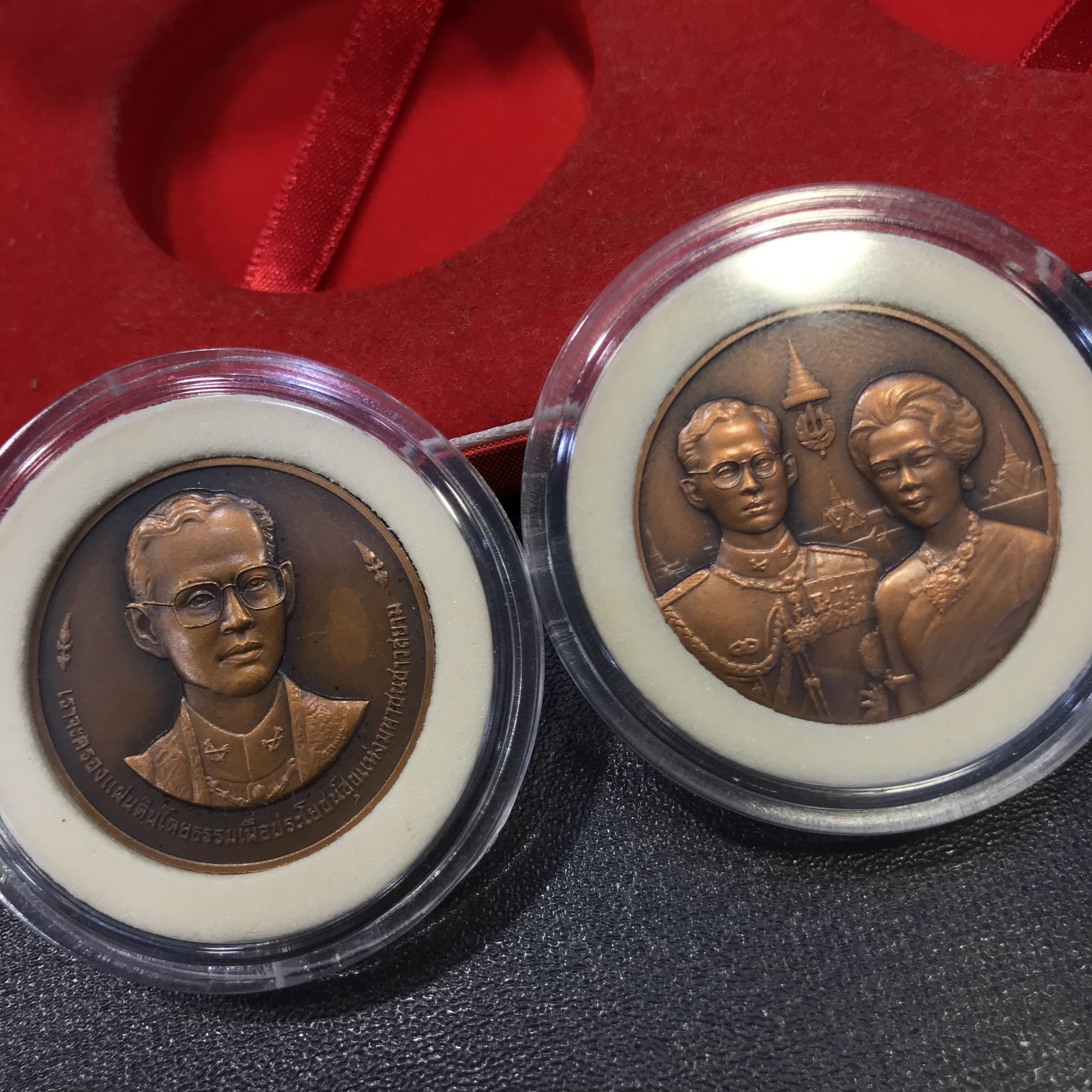 เหรียญที่ระลึกเนื่องในโอกาสครบ (50 ปี บรมราชาภิเษก)+(50 ปี ราชาภิเษกสมรส)เนื้อทองแดงรมดำพ่นทรายพิเศษ ขนาด 30มม. พร้อมกล่องบรรจุผ้าไหมยุคแรก(ตัวติดรุ่นนิยม)