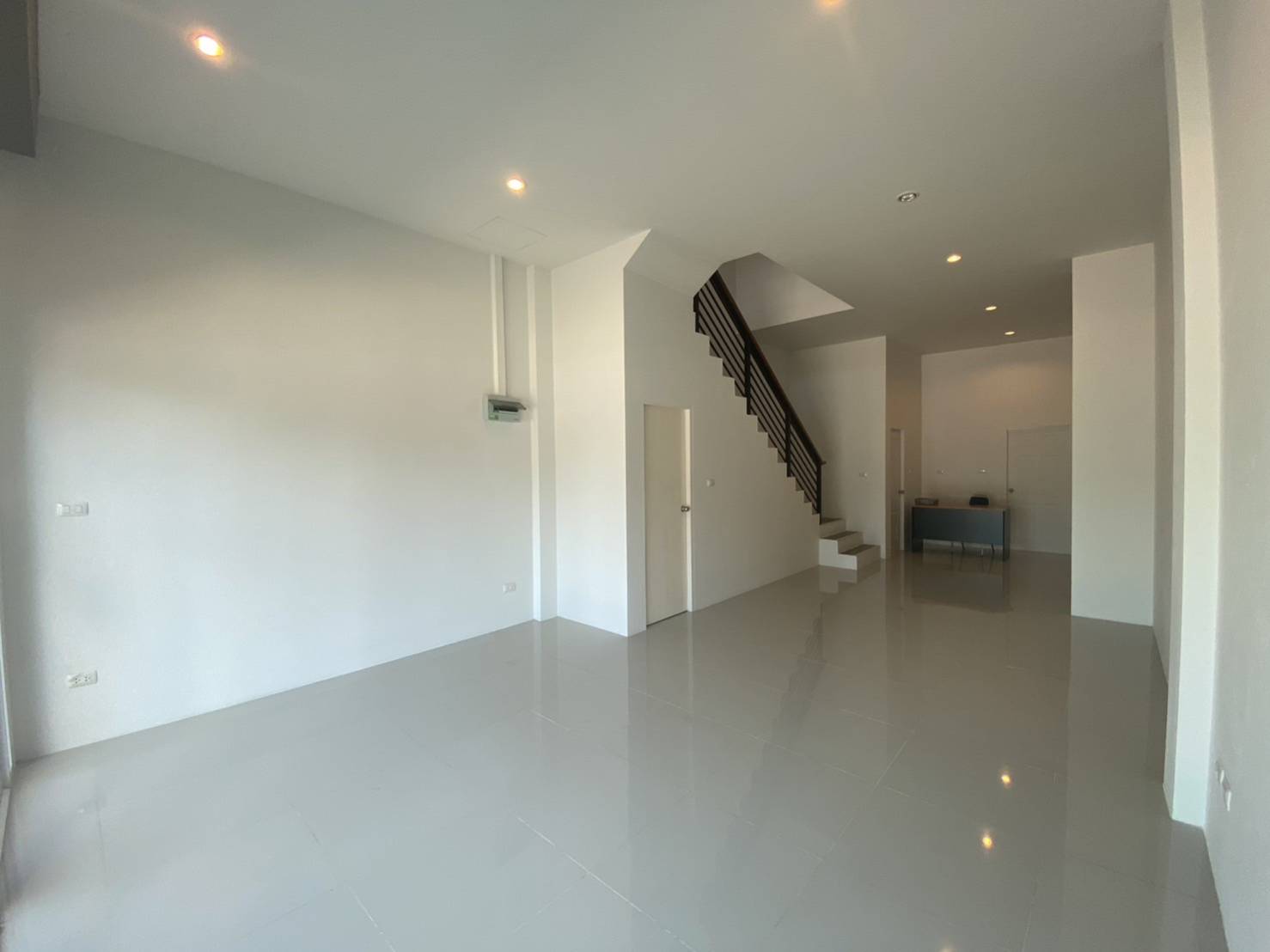 For Sales : Chaofah, 3-Storey Commercial Building, 3 Bedrooms 4 Bathrooms