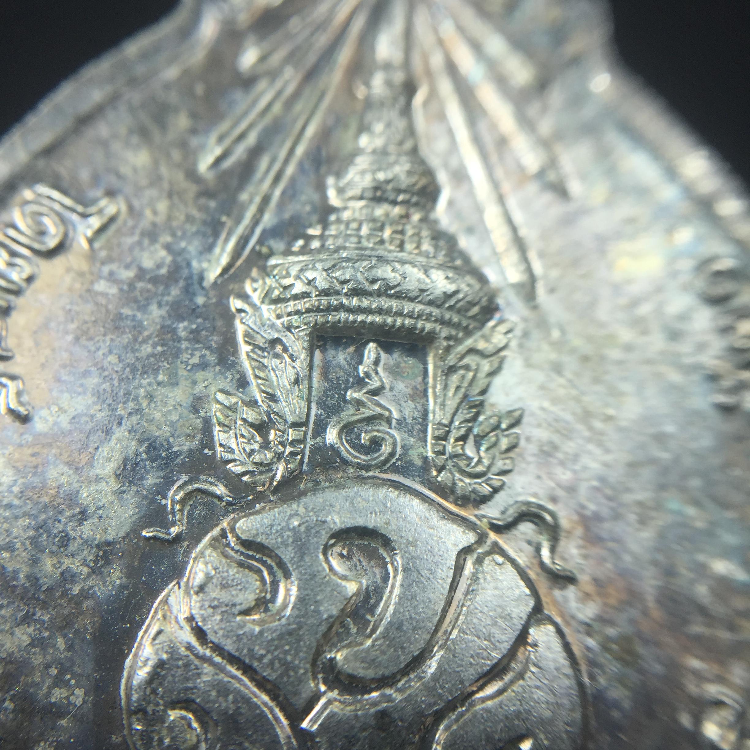 หลวงปู่แหวน วัดดอยแม่ปั๋ง รุ่นสร้างตึกโรงพยาบาล ปี 2521 หลัง ภปร.(ใหญ่) เนื้อกะไหล่เงิน(คัดสวยสภาพผิวเดิมสวยครบสมบูรณ์)