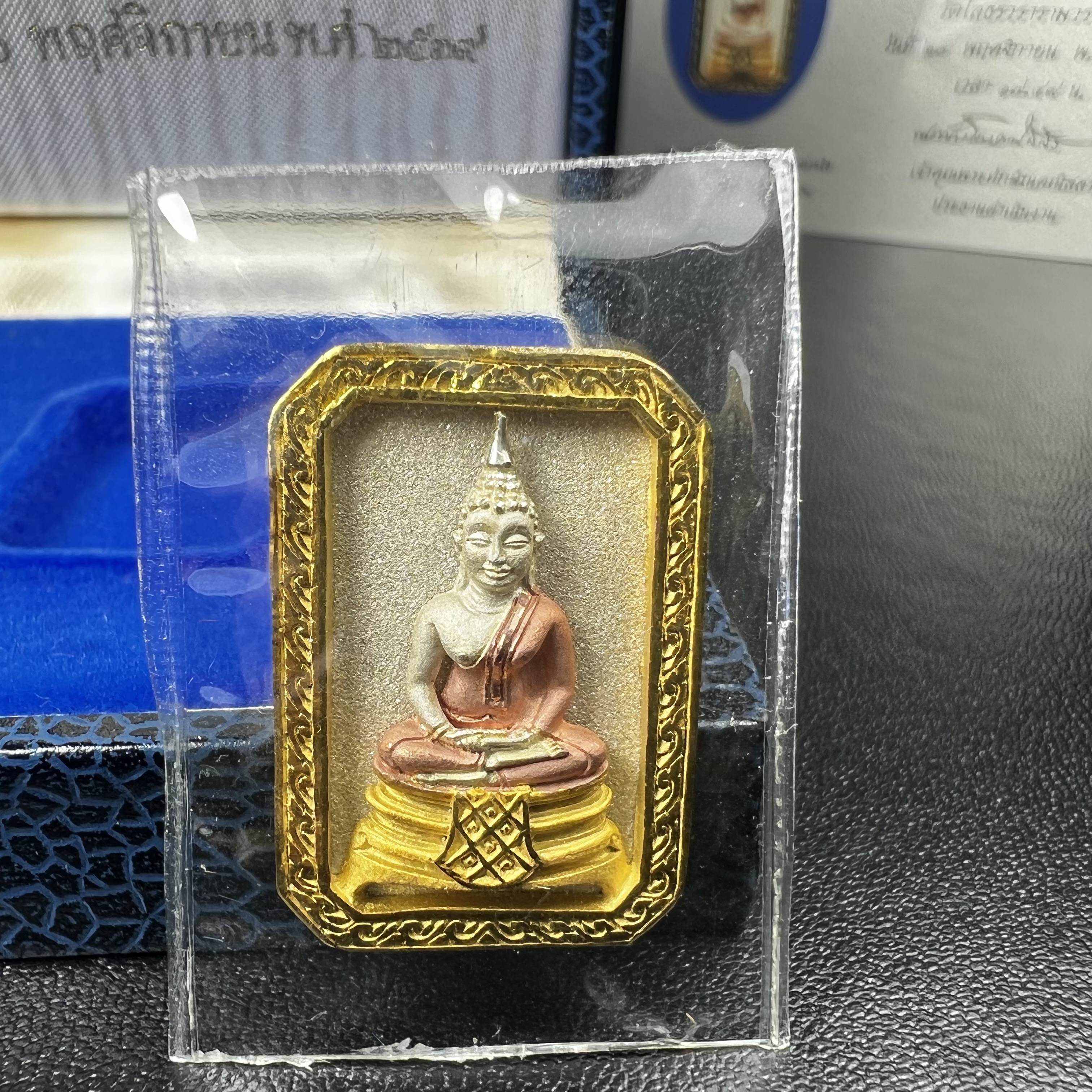 พระพุทธโสธร(หลวงพ่อโสธร) รุ่นสร้างอุโบสถ ปี2539 เนื้อเงินสามกษัตรย์ พิมพ์แปดเหลี่ยม(หายาก) สภาพสวยผิวเดิมซีนซองเดิมกล่องบรรจุการ์ดใบรับรองเดิมครบสมบูรณ์