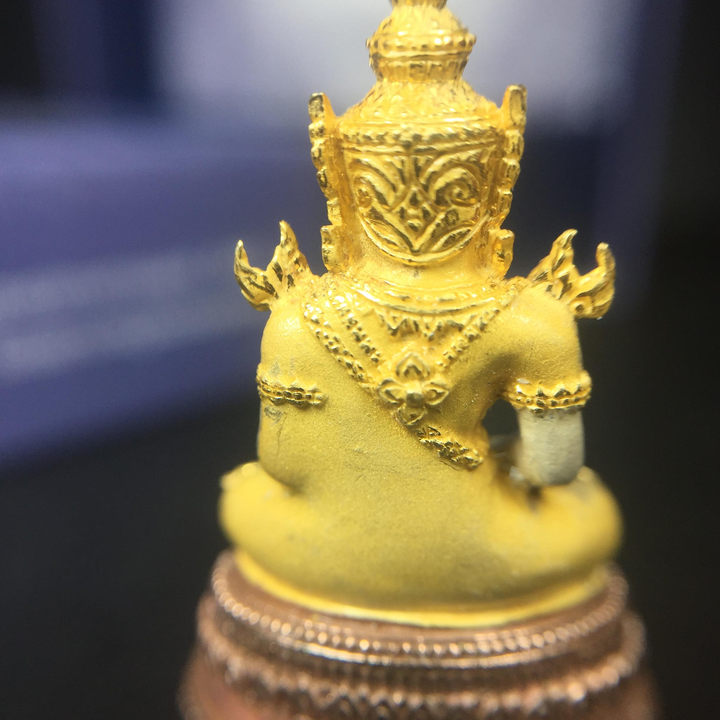 พระแก้วมรกต ภปร. ปี2547 จัดสร้างโดย รพ.ภูมิพลฯ เนื้อเงิน (3 กษัตริย์)ลอยองค์ หน้าตัก 1/2 นิ้ว(1ใน3000องค์)