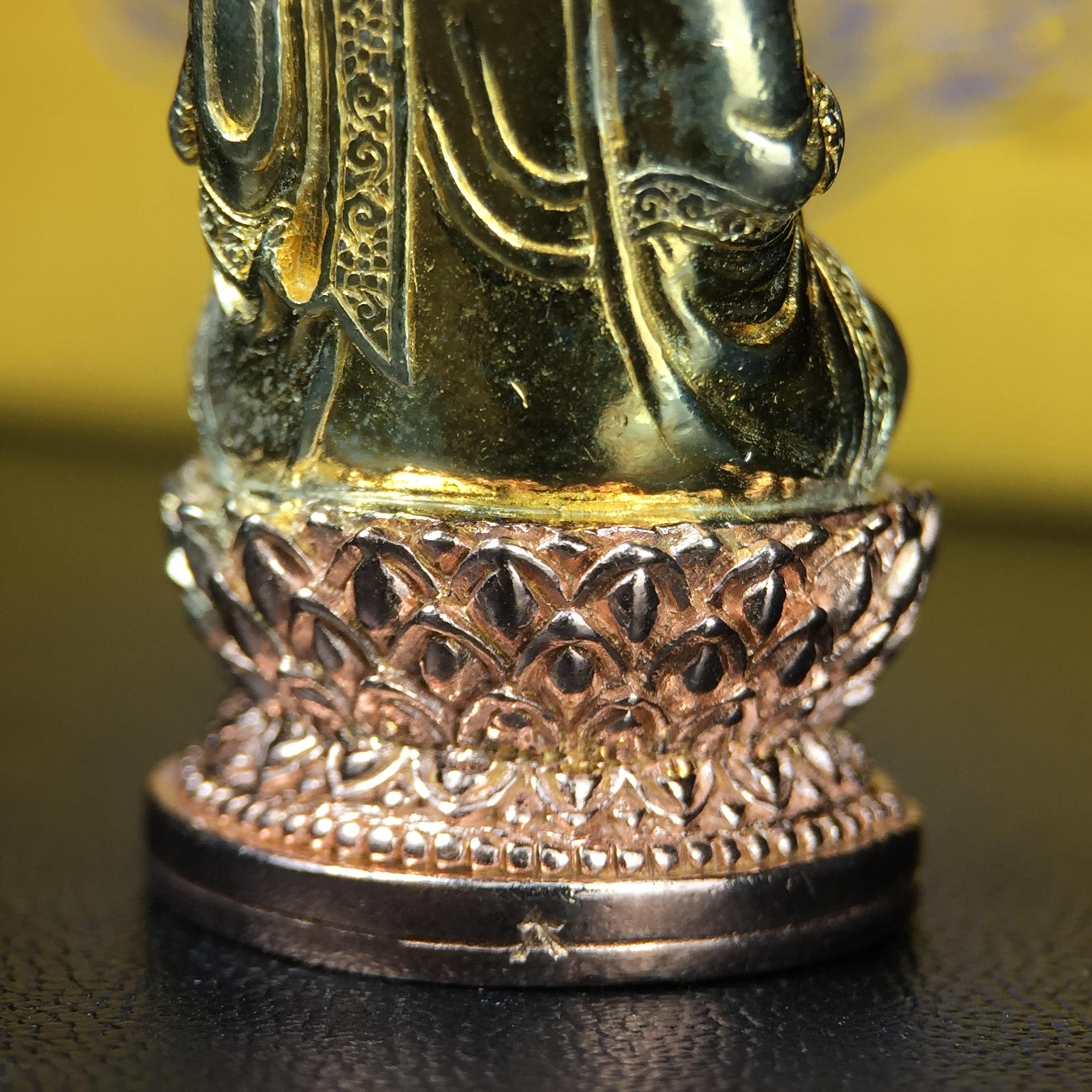 พระกริ่งจีน "ต้าเยิ่นถะ" รุ่น กาญจนาภิเษก ครองราชย์ 50 ปี วัดบวรนิเวศวิหาร ปี2538 เนื้อเงินสามกษัตริย์ สูง 3.8 ซม. (คัดสภาพสวยเดิม พิธีใหญ่ พุทธศิลป์งดงาม)