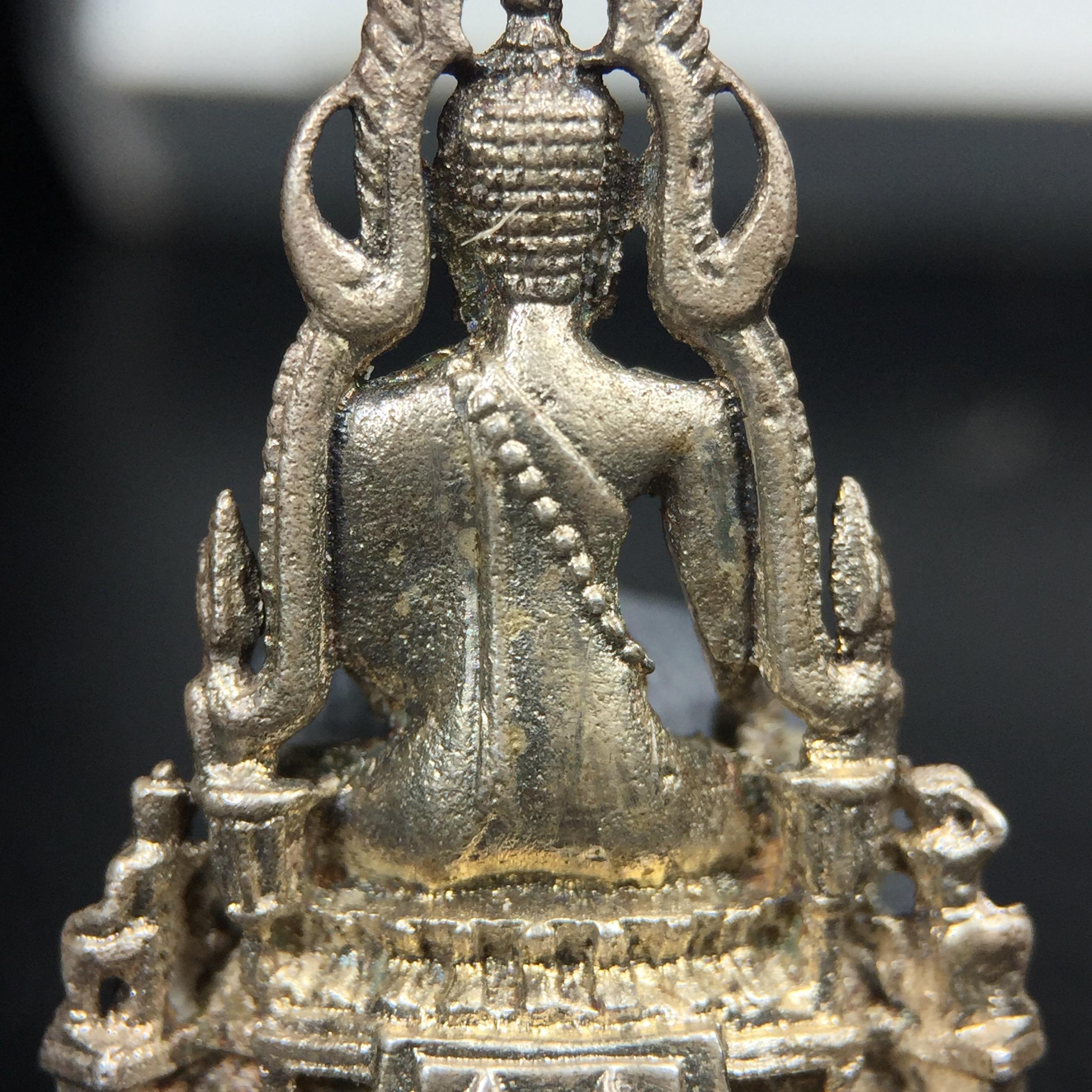 พระกริ่งพุทธชินราช รุ่นพระมาลาเบี่ยง ปี พ.ศ.2520 (รุ่นแรก รุ่นเดียว) วัดพระศรีรัตนมหาธาตุ พิษณุโลก ปี 2520 พิมพ์ใหญ่เนื้อเงิน(ผิวเดิมสวยติดรุ้งนิดๆผิวขึ้นน้ำทองสวยมีเสน่ห์ตามกาลเวลา)พิธีใหญ่ เกจิในยุคร่วมเสกมากมาย(องค์หมายเลขสวย เลขเบิ้น เลขคู่ ๕๕๓๓)