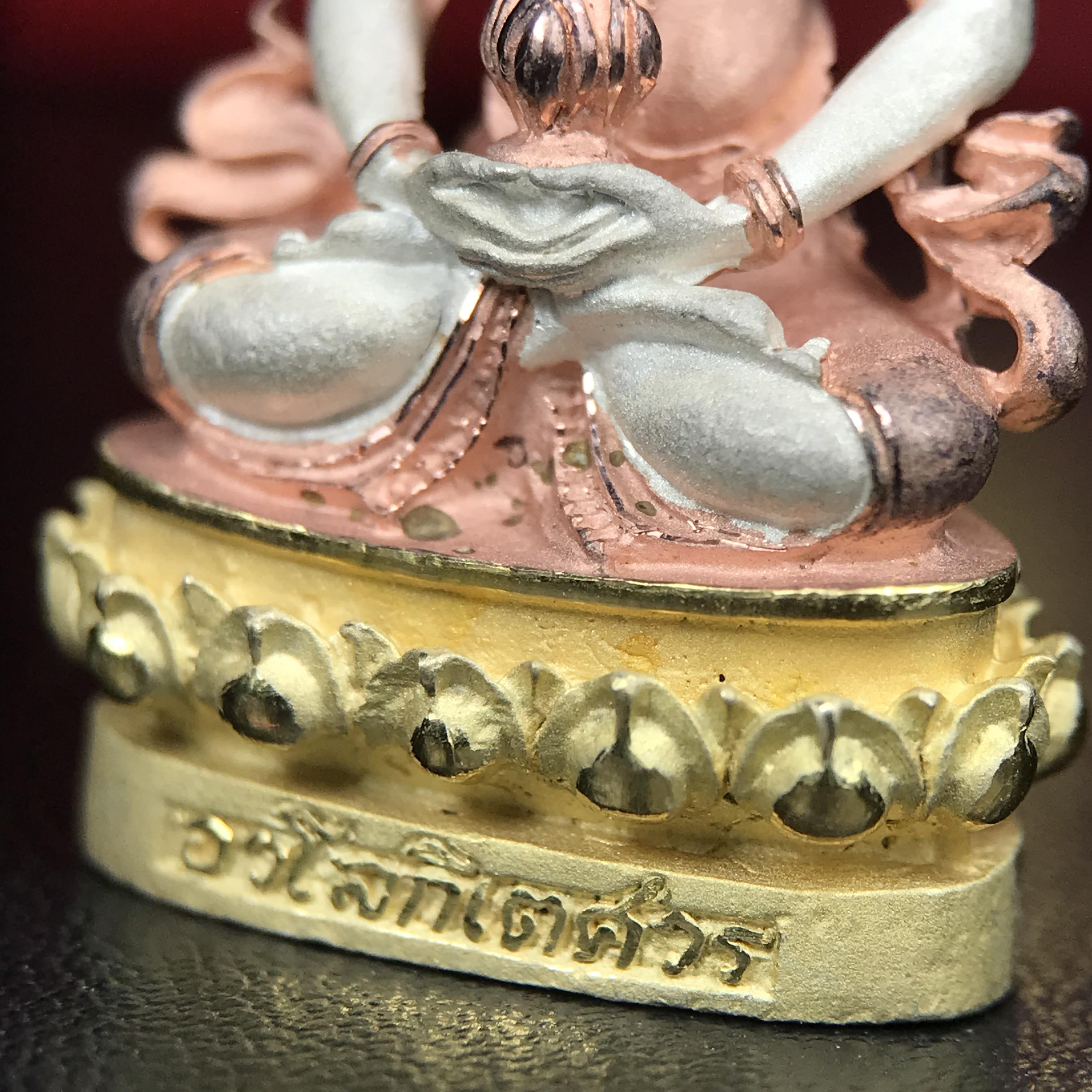 พระกริ่งอวโลกิเตศวร ( เจ้าแม่กวนอิม ) วัดโพธิ์แมนคุณาราม รุ่นอุดมโภคทรัพย์ พ.ศ.2539 เนื้อเงิน 3 กษัตริย์ (องค์พิเศษกรรมการ ฝังเพชรตำแหน่งดวงตาที่สามกลางหน้าผาก 1 เม็ด)(อีกหนึ่งรุ่นยอดนิยม พุทธศิลป์สวยงดงาม)***องค์พิเศษกรรมการฝังเพชร พบเจอน้อยหายากมาก***