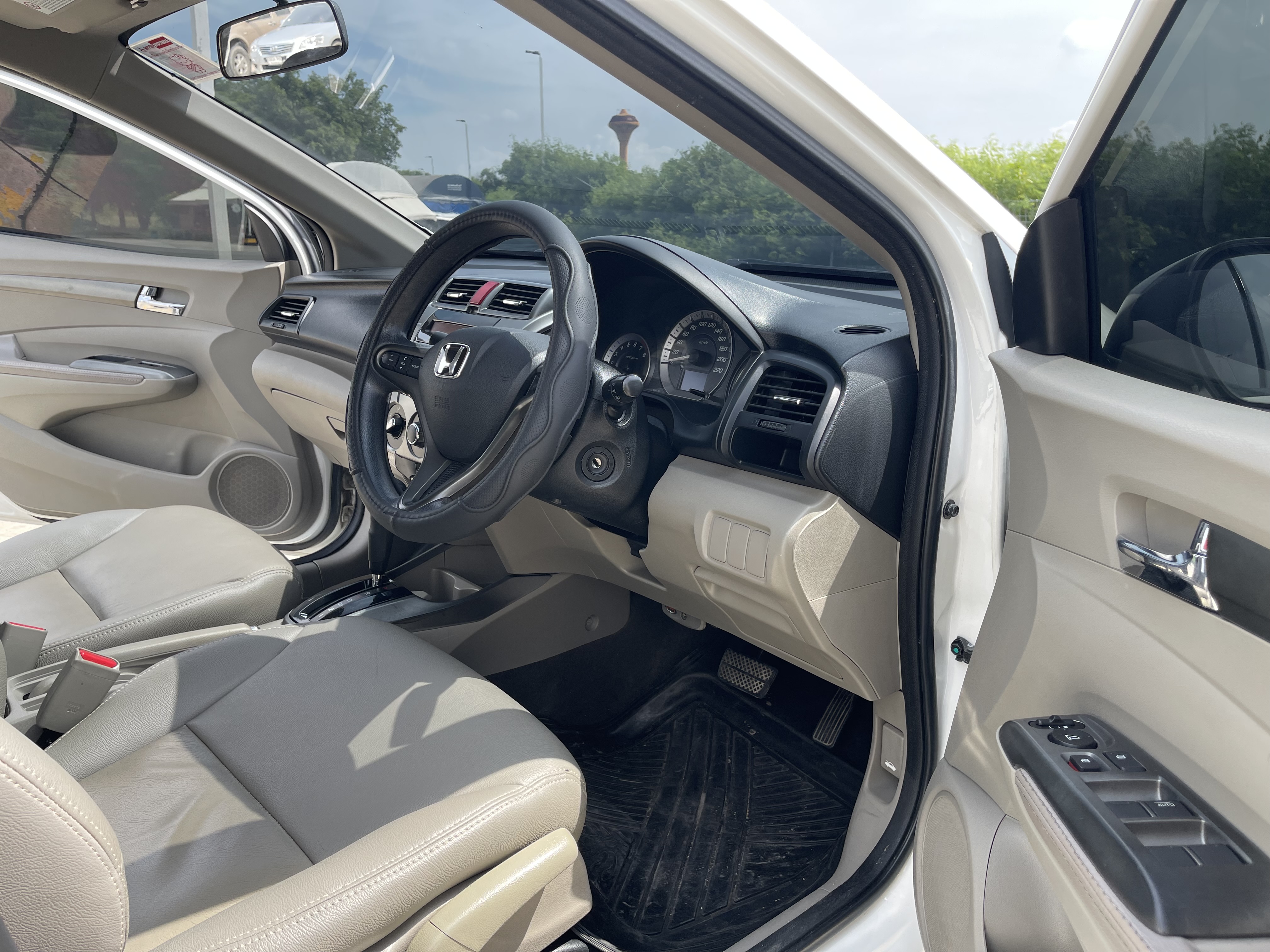 Honda City 1.5 V At 2013 ขาว