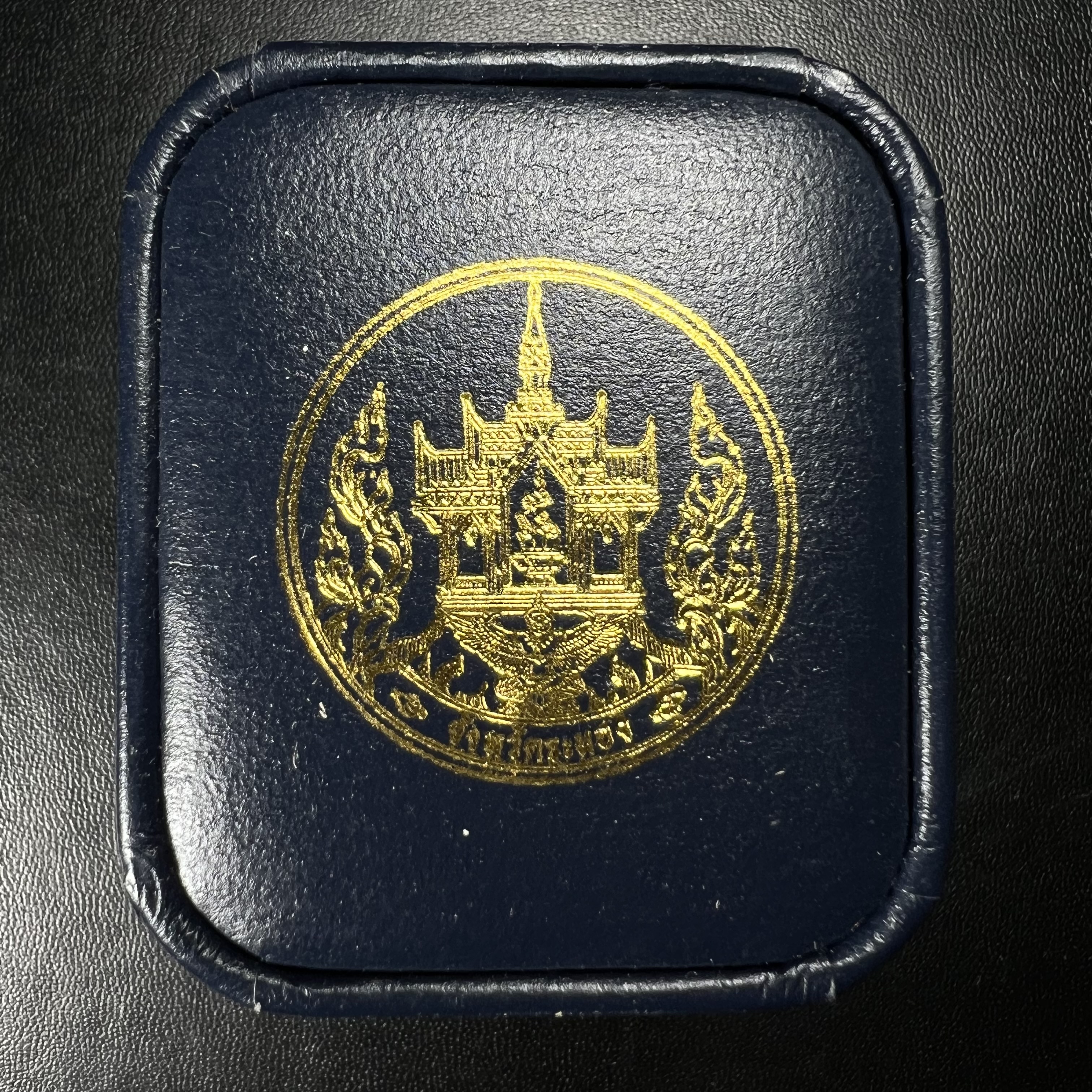 รูปหล่อลอยองค์พระโพธิสัตว์กวนอิม ทรงประทับมังกร จ.ระนอง ปี 2539 เนื้อเงิน พิมพ์ใหญ่(ผิวรุ้งไฟ)(สภาพผิวเดิมขึ้นสีรุ้งธรรมชาติสวยแบบนิยม)(เสน่ห์พระเนื้อเงินสีสันที่ธรรมชาติสรรค์สร้าง)เฉลิมฉลองในวโรกาสที่พระบาทสมเด็จพระเจ้าอยู่หัวทรงครองสิริราชสมบัติครบ50ปี