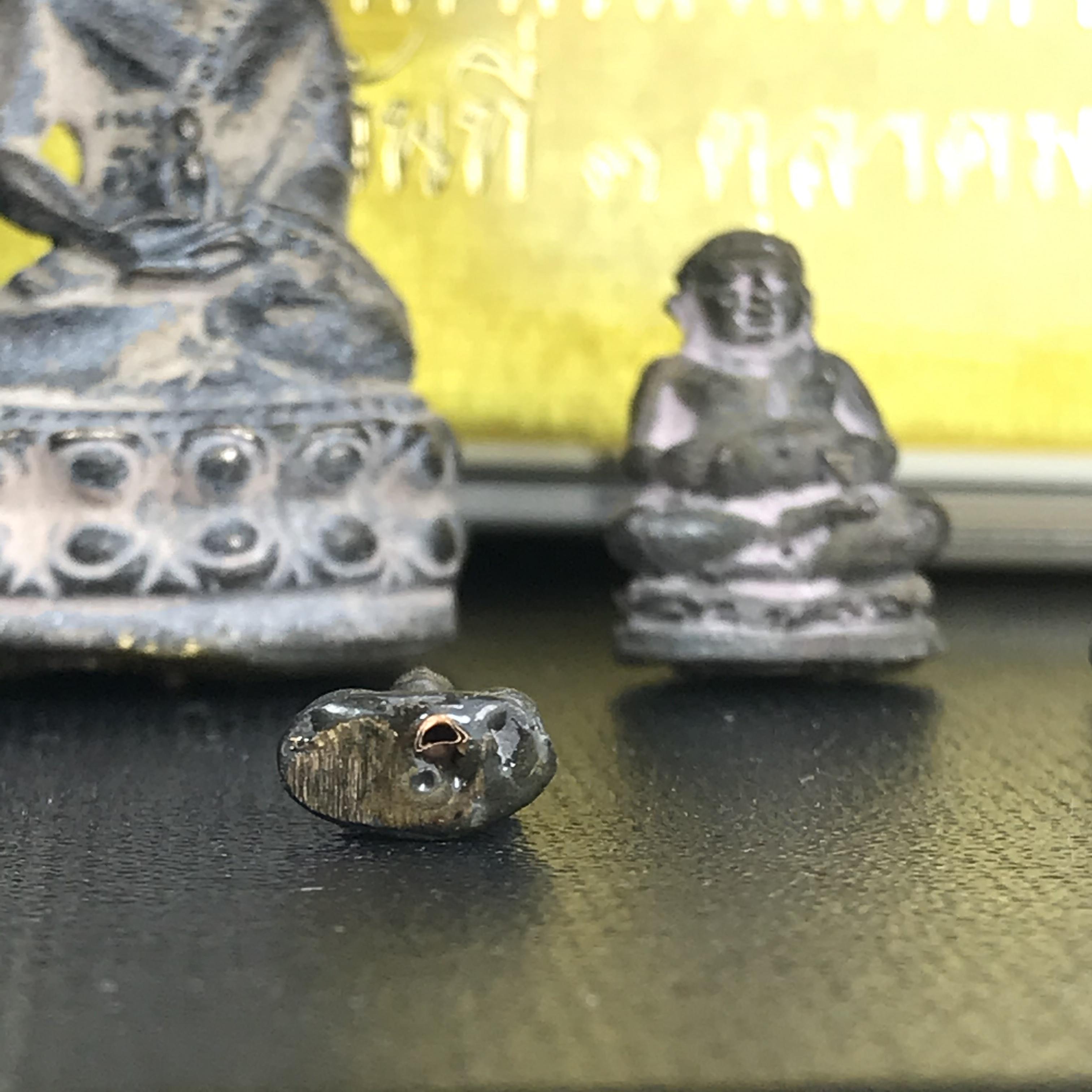 พระกริ่งชินบัญชรฉลองพระชันษา 100 ปี สมเด็จพระญาณสังวร วัดบวรนิเวศวิหาร ปี 2556 ชุดนำฤกษ์เนื้อนวโลหะแก่ทองคำ ก้นอุดผงสมเด็จพระสังฆราช (1 ใน 356 ชุด) พิธีใหญ่ มวลสารเด่น นิยมและหายากมากในปัจจุบัน