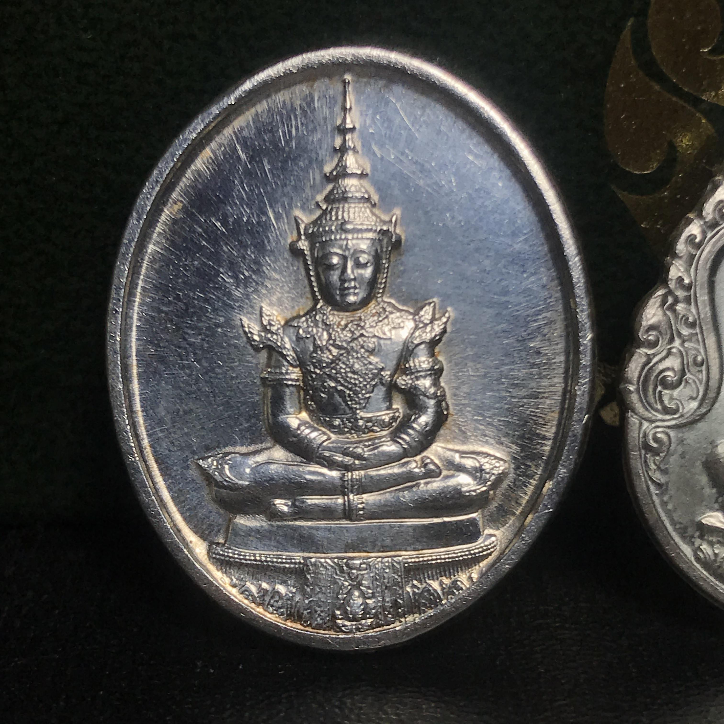 เหรียญพระแก้วมรกตหลัง ภปร ฉลองกรุงรัตนโกสินทร์ครบ 200 ปี พ.ศ.2525 เนื้อเงินกล่องบรรจุเดิมครบ3พิมพ์(บล็อกพระราชศรัธา)(ในหลวงรัชกาลที่9 เสด็จในพิธี)