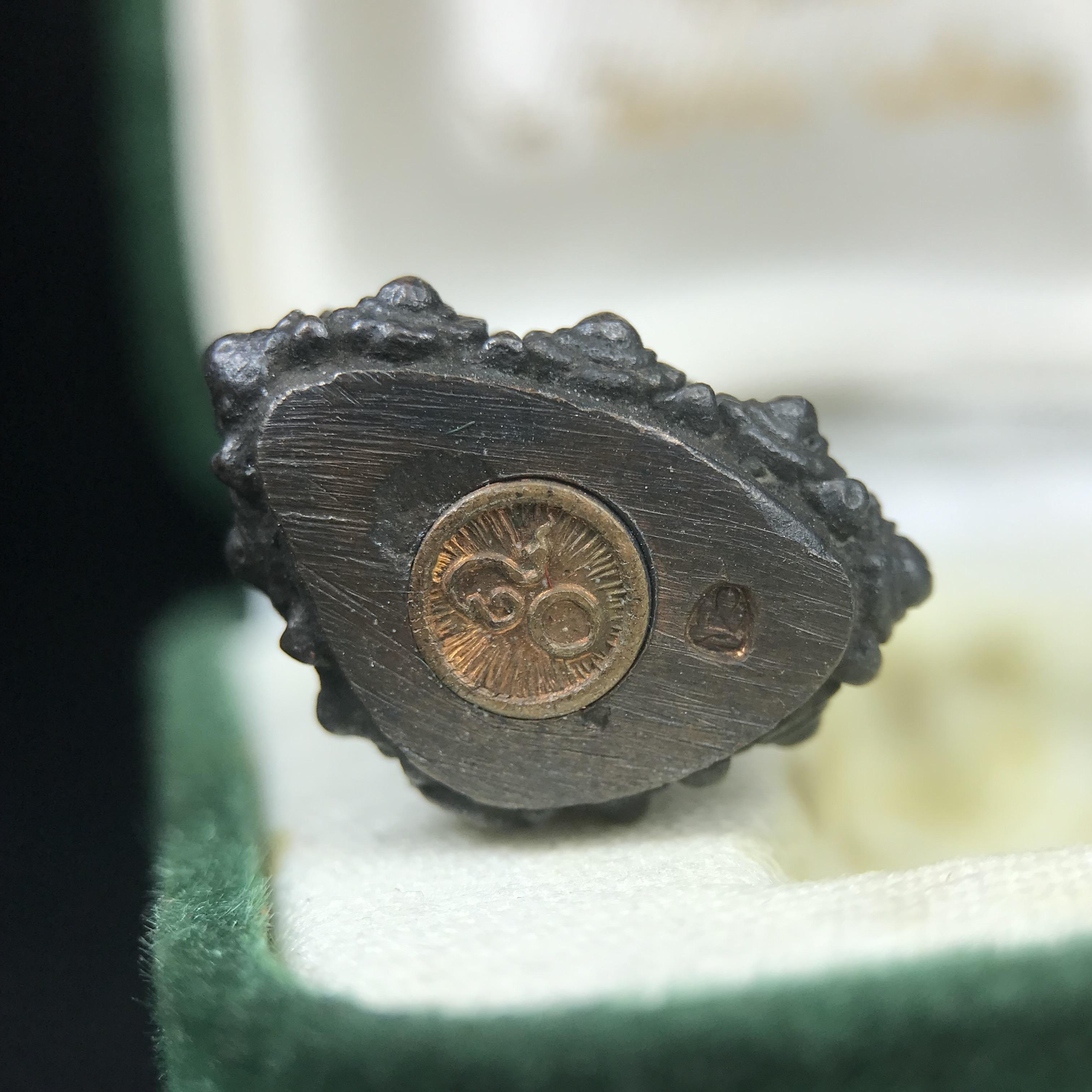 พระกริ่งวาสนา(รุ่นแรก) 80 พรรษา สมเด็จพระสังฆราช (วาสน์) วัดราชบพิธฯ ปี2521 เนื้อนวโลหะ(ตอกโค๊ตพระปิดตา) โดยมีหลวงปู่โต๊ะ วัดประดู่ฉิมพลีร่วมปลุกเสก พร้อมกล่องบรรจุเดิม(รุ่นแรก คอตั้งตรงได้สัดส่วน หายาก)