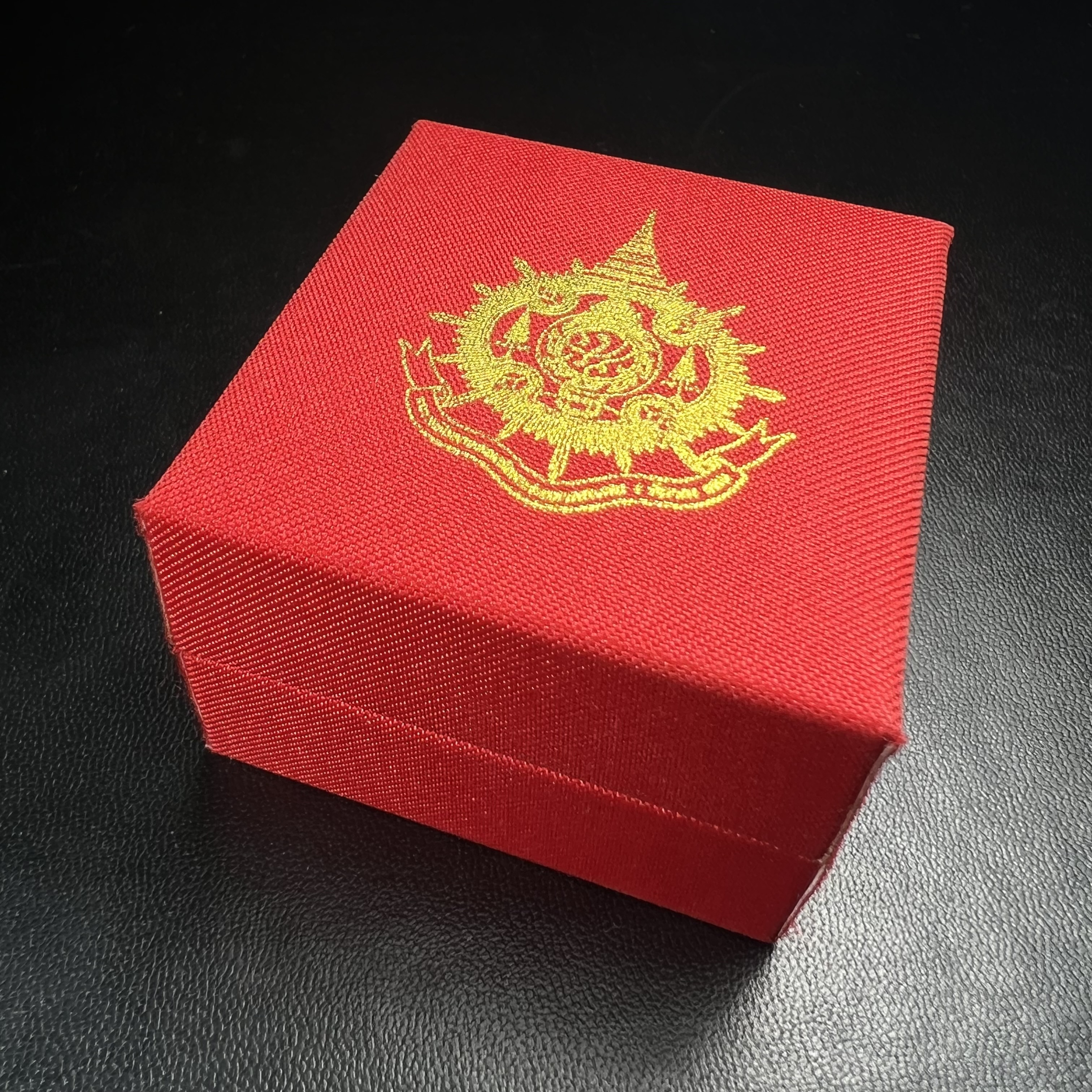 พระกริ่งไพรีพินาศ บรรจุเหล็กไหล ครั้งแรกและครั้งเดียวในประวัติศาสตร์ เฉลิมพระเกียรติ พระบาทสมเด็จพระเจ้าอยู่หัวรัชกาลที่9 พระชนมพรรษา 6 รอบ ปี2542 เนื้อนวโลหะผสมทองคำ(บรรจุเหล็กไหล)ดีนอก-ดีใน พิธีใหญ่ มวลสารเด่น(หายาก พิเศษกรรมการ ตอก 2 โค๊ต พบเจอน้อยมาก)