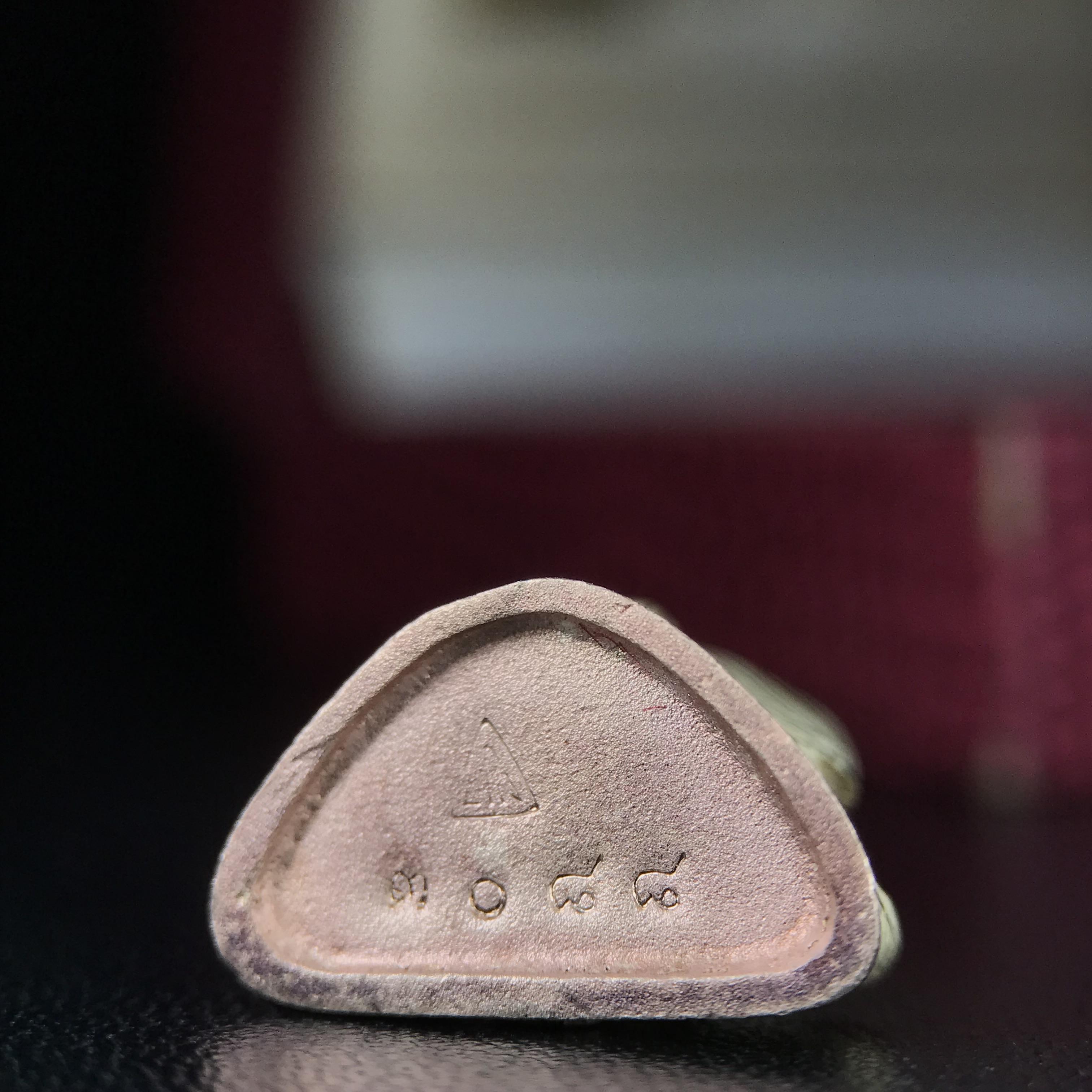 รูปเหมือนสมเด็จพระพุฒาจารย์ (โต พรหมรังสี)วัดใหม่อมตรส บางขุนพรหม ปี2540 รุ่นกาญจนาภิเษก จัดสร้างในวโรกาสที่รัชกาลที่ 9 ทรงครองสิริราชสมบัติ ครบ 50ปี ลอยองค์พิมพ์ใหญ่ เนื้อเงินบริสุทธิ์ 99.9% แบบชุบสามกษัตริย์ขัดเงาบางส่วน พร้อมกล่องบรรจุเดิมครบ