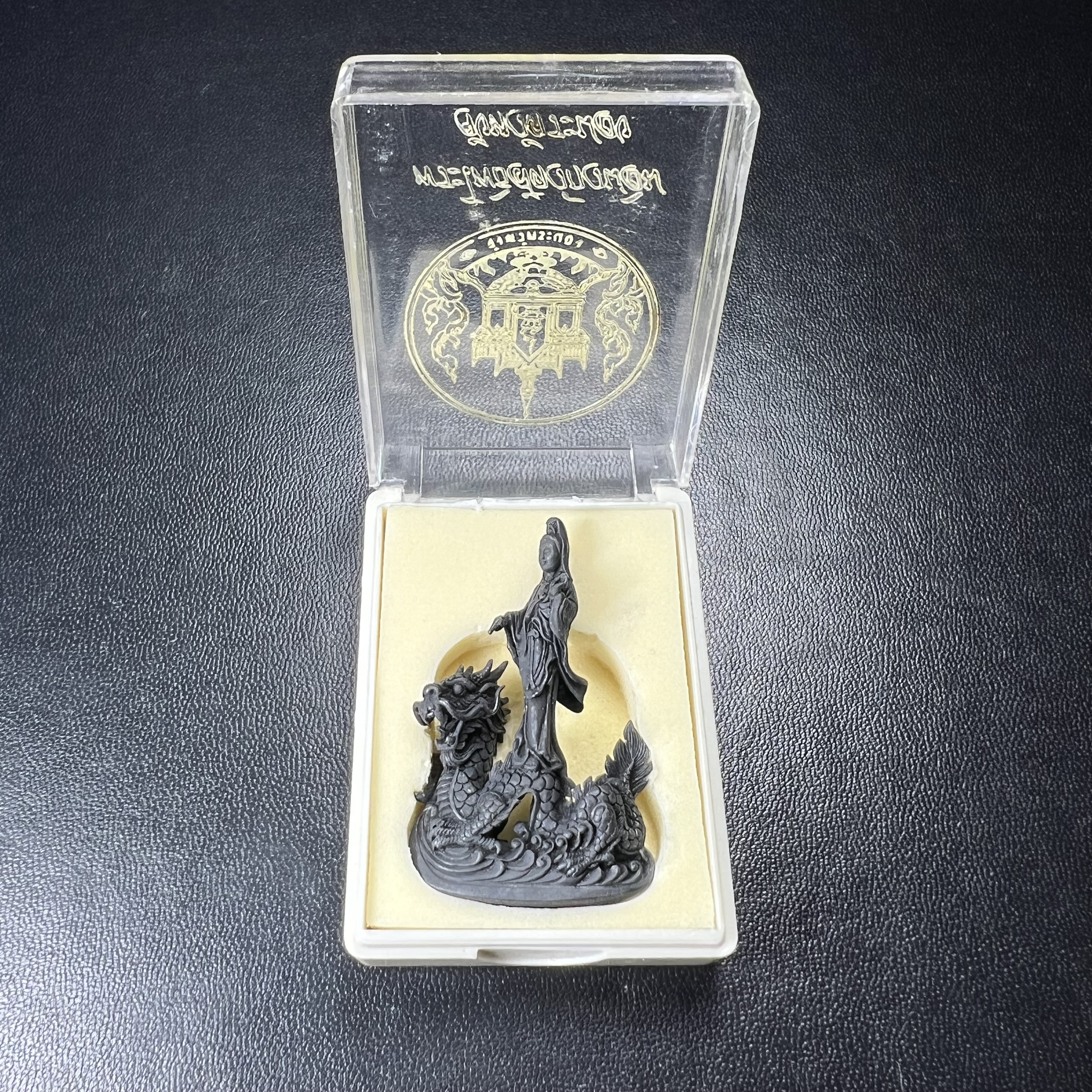 รูปหล่อลอยองค์พระโพธิสัตว์กวนอิม ทรงประทับมังกร จ.ระนอง พ.ศ.2539 เนื้อนวโลหะ พิมพ์ใหญ่(สวยงดงาม เข้มขลัง ทรงคุณค่า) เฉลิมฉลองในวโรกาสที่พระบาทสมเด็จพระเจ้าอยู่หัวทรงครองสิริราชสมบัติครบ 50 ปี(องค์หมายเลข๘๘๖๗)