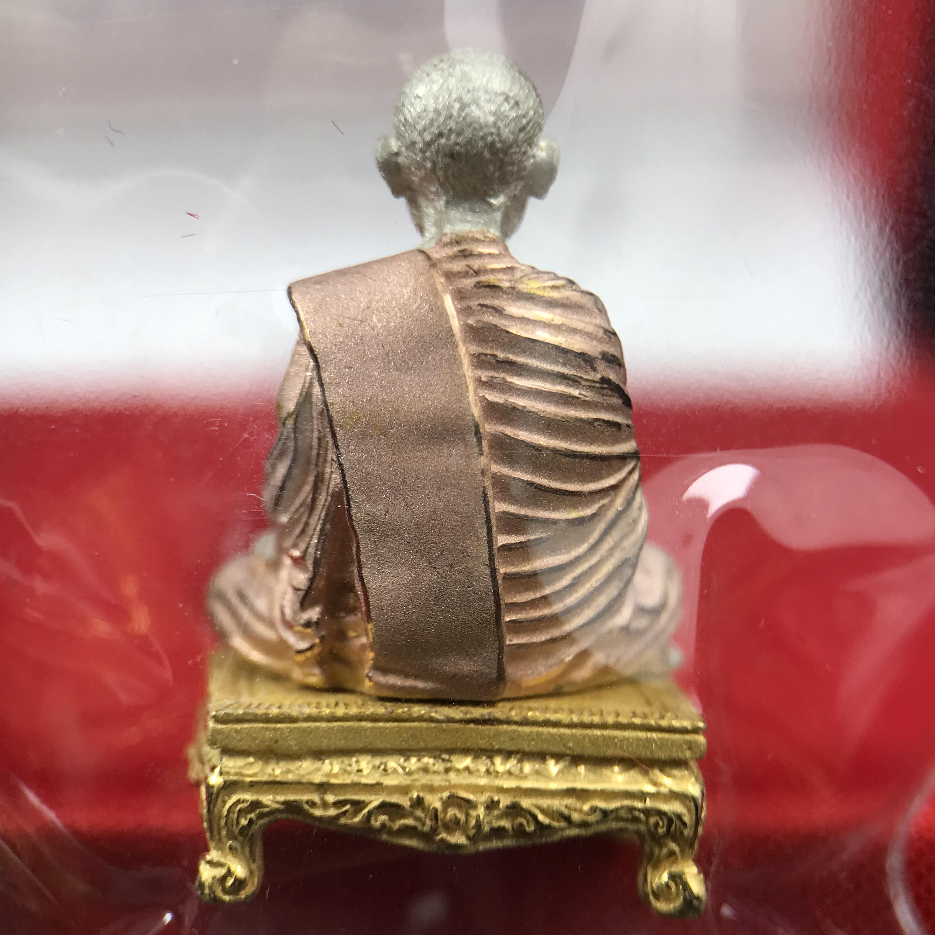 สมเด็จพุฒาจารย์ (โต พรหมรังสี) อนุสรณ์ 128 ปี สมเด็จพระญาณสังวร สมเด็จพระสังฆราช ทรงเมตตาอธิฐานจิต ปี 2543 มหาพุทธาภิเษก 3วาระ รูปเหมือนลอยองค์พิมพ์ใหญ่เนื้อเงินสามกษัตริย์ ขนาด 1.5 x 2.5 ซม. ทรงคุณค่าทั้งด้านความงานด้านพุทธศิลป์ และพุทธคุณ