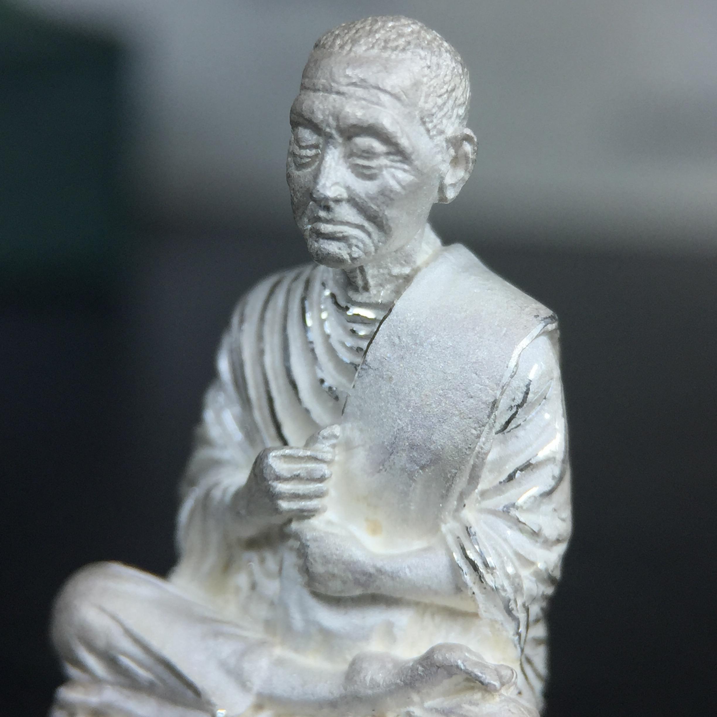 รูปเหมือนสมเด็จพระพุฒาจารย์ (โต พรหมรังสี)วัดใหม่อมตรส บางขุนพรหม ปี2540 รุ่นกาญจนาภิเษก จัดสร้างในวโรกาสที่รัชกาลที่ 9 ทรงครองสิริราชสมบัติ ครบ 50ปี ลอยองค์พิมพ์ใหญ่ เนื้อเงินบริสุทธิ์ 99.9% แบบทรายนวลขัดเงาบางส่วน พร้อมกล่องใบรับรองเดิมครบ