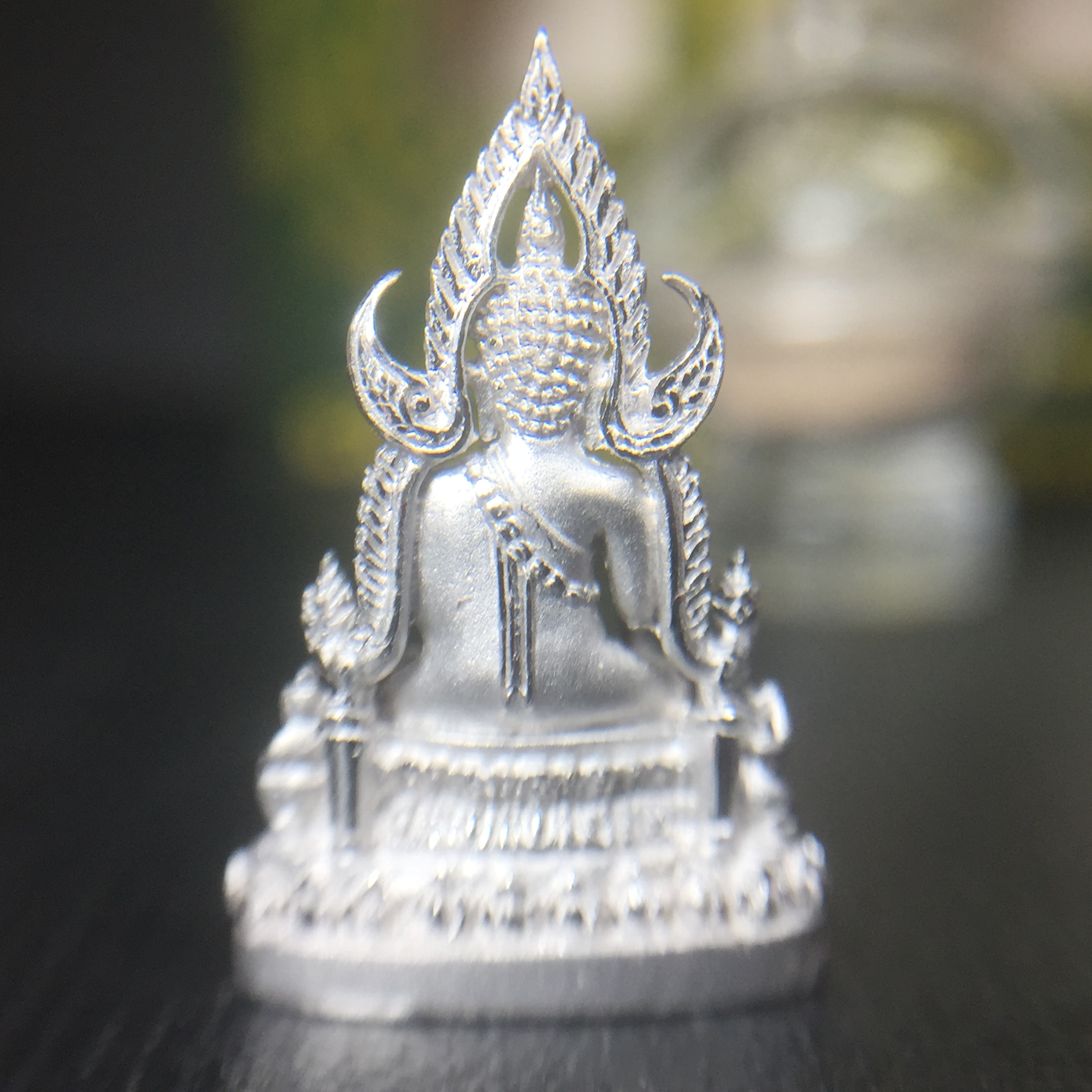 พระพุทธชินราช(จำลอง) ภปร. 84 พรรษา เนื้อเงินชุบทองคำขาว พิมพ์เล็กขนาดหน้าตัก 1/4 นิ้ว (สภาพสวยเดิม))(พระราชทานมวลสาร จิตรลดาและเส้นพระเจ้า(เส้นผม))