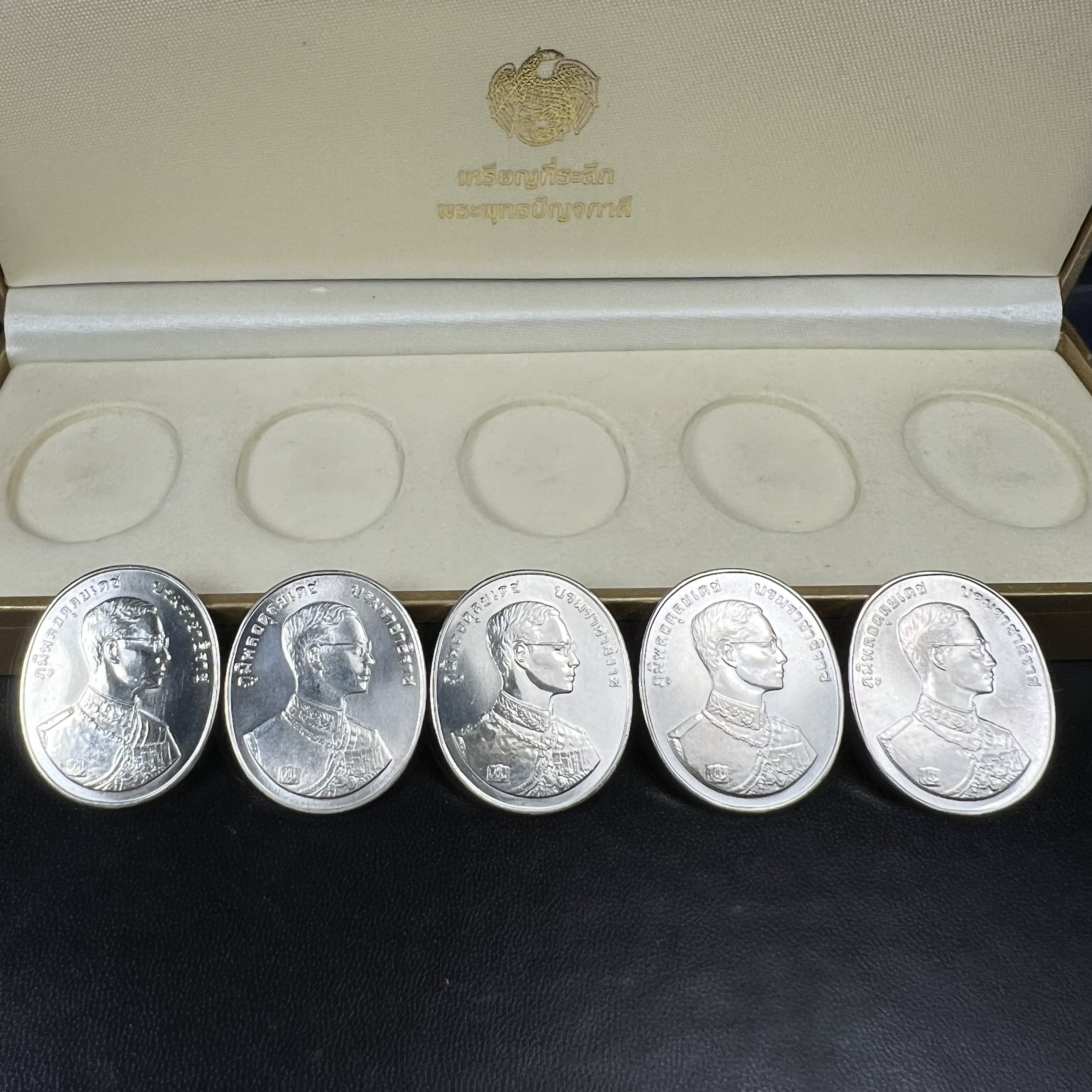 ชุดเหรียญพระพุทธปัญจภาคี ปี 2539 ครบชุด 5 เหรียญ พิมพ์ใหญ่ขนาดสูง 3 ซม. เนื้อเงิน โค๊ต ง.(เงิน) บล็อกกษาปณ์ พร้อมกล่องบรรจุซีนซองเดิมครบสภาพสวย เนื่องในมหามงคลวโรกาสที่ในหลวงรัชกาลที่ 9 ทรงครองสิริราชสมบัติครบ 50ปี พิธีใหญ่ ณ พระอุโบสถวัดพระแก้ว