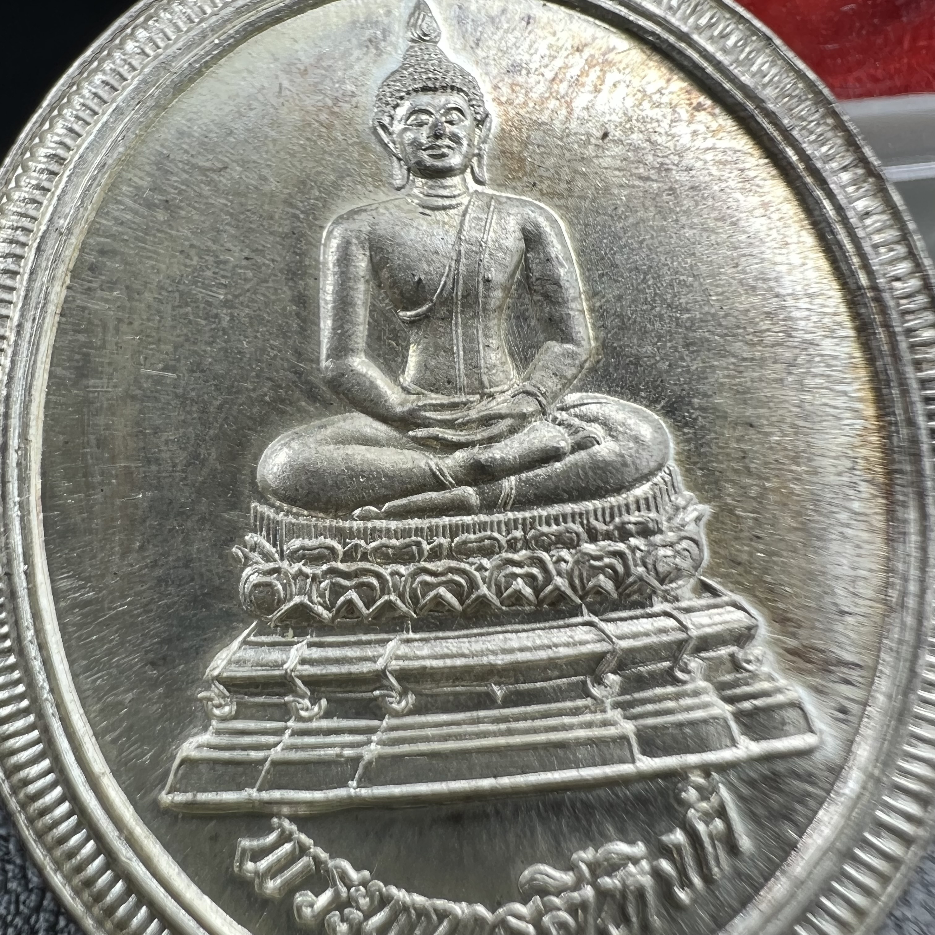 เหรียญพระพุทธสิหิงค์ ภปร. รุ่นมหาลัยธรรมศาสตร์ 60ปี พ.ศ.2537 พิมพ์ใหญ่กรรมการ(ไม่มีหูห่วง)เนื้อเงินพร้อมกล่องบรรจุเดิม(ในหลวงรัชกาลที่9เสด็จในพิธี)(พิธีใหญ่เกจิที่มีชื่อเสียงมาร่วมปลุกเสกจำนวนมากชนวนมาลสารเก่าเข้มขลัง)ของดีธรรมศาสตร์ที่ศิษย์เก่าไม่ควรพลาด