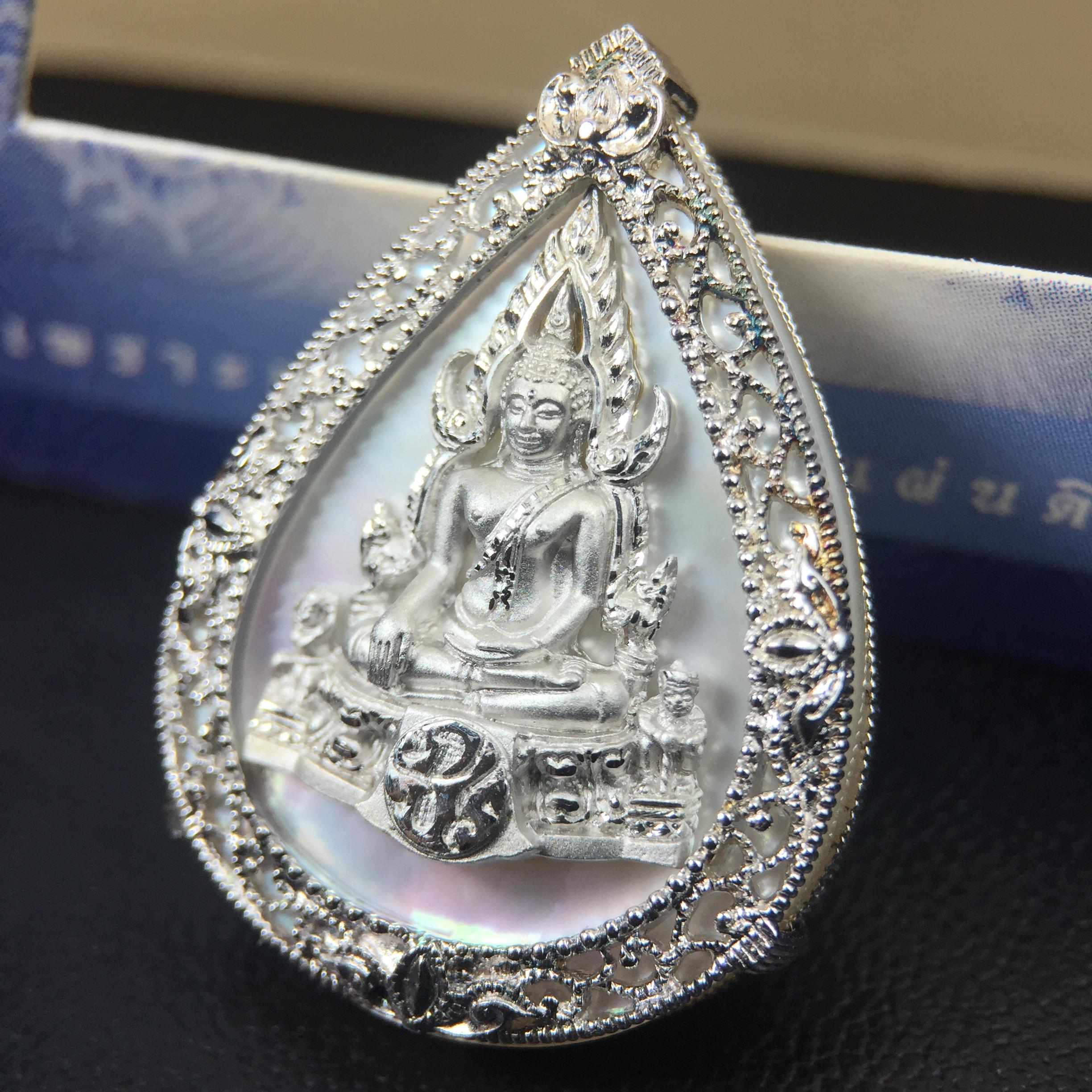 เหรียญพระพุทธชินราช ภปร. โครงการ เพราะแผ่นดินนี้คือแผ่นดินเกิด ปี 2551 รูปหยดน้ำ เนื้อเงินชุบทองคำขาว(ล้อมด้วยกรอบเงินชุบทองคำขาวสลักเสลาเป็นลวดลายละเอียดอ่อน ส่วนพื้นองค์พระเป็นเปลือกหอยมุขสวยงดงาม )(ขนาด 21 x 29 มม.) (สวยงามหายาก)1ใน5000องค์