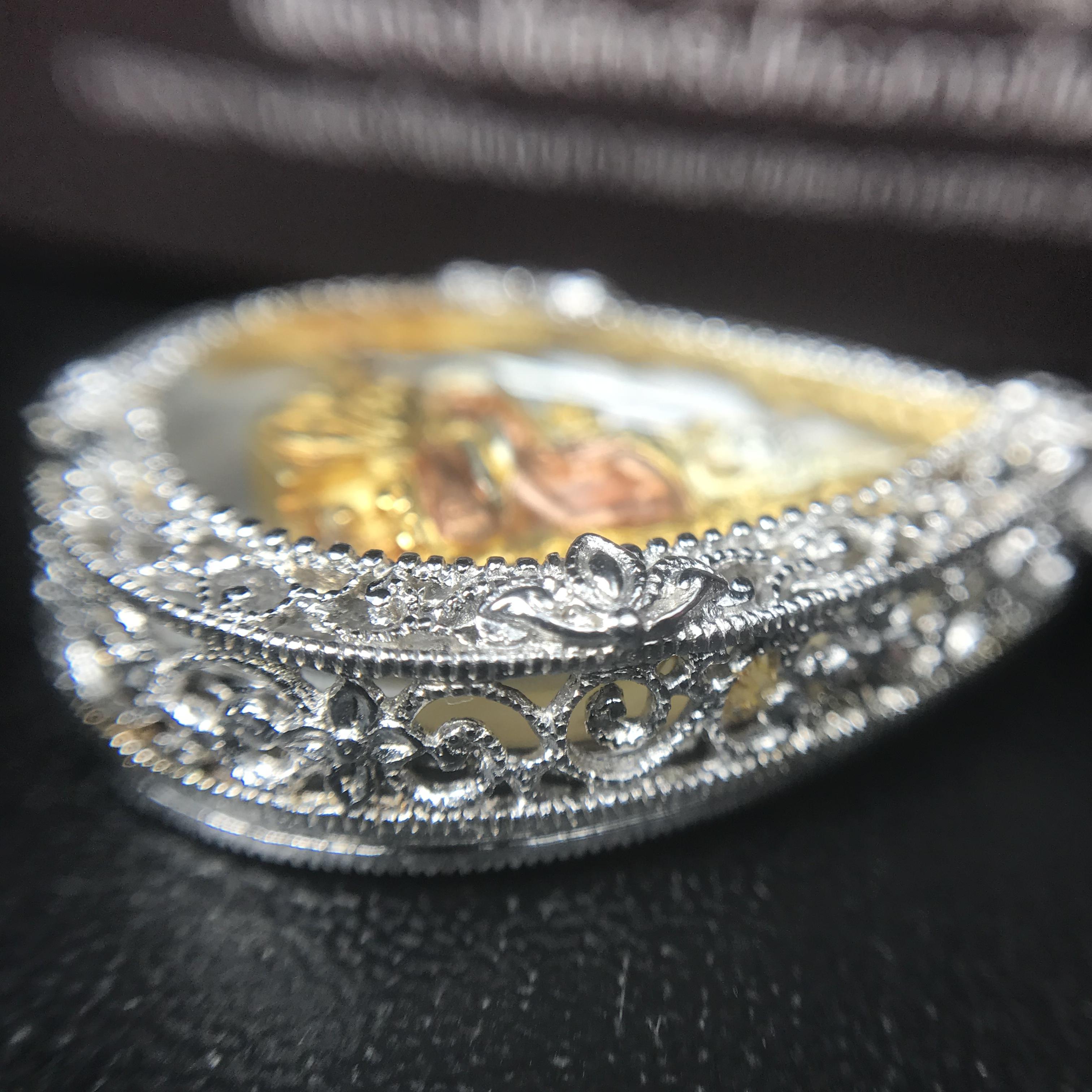 พระพุทธชินราช ภปร. โครงการ "เพราะแผ่นดินนี้ คือ แผ่นดินเกิด" ปี2548(รุ่นแรก) เหรียญทรงหยดน้ำ ขนาด 21 x 31 มม. เนื้อเงินสามกษัตริย์ องค์พระชุบสามกษัตริย์ ล้อมด้วยกรอบเงินชุบทองคำขาวสลักเสลาเป็นลวดลายละเอียดอ่อน ส่วนพื้นองค์พระเป็นเปลือกหอยมุข