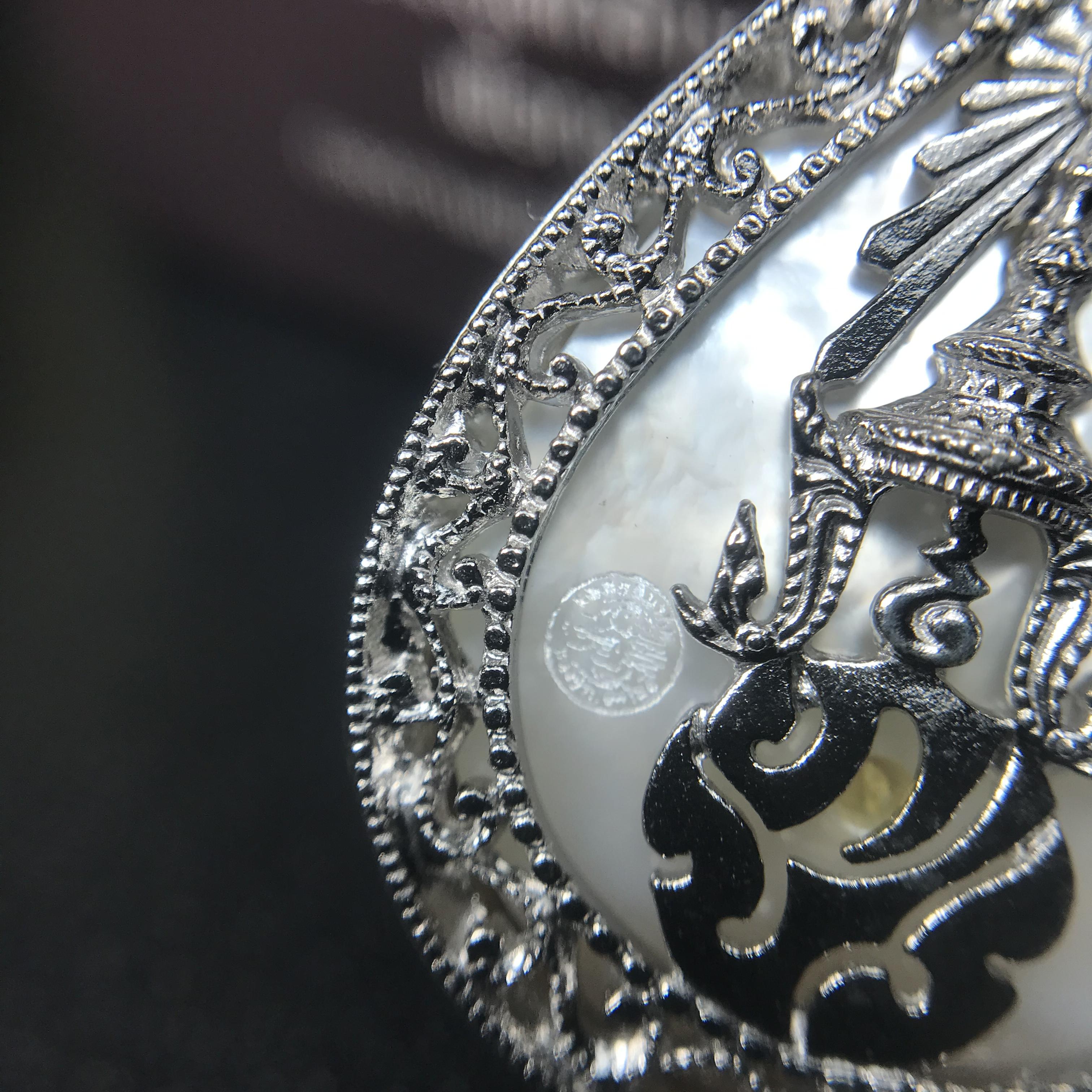 พระพุทธชินราช ภปร. โครงการ "เพราะแผ่นดินนี้ คือ แผ่นดินเกิด" ปี2548(รุ่นแรก) เหรียญทรงหยดน้ำ ขนาด 21 x 31 มม. เนื้อเงินสามกษัตริย์