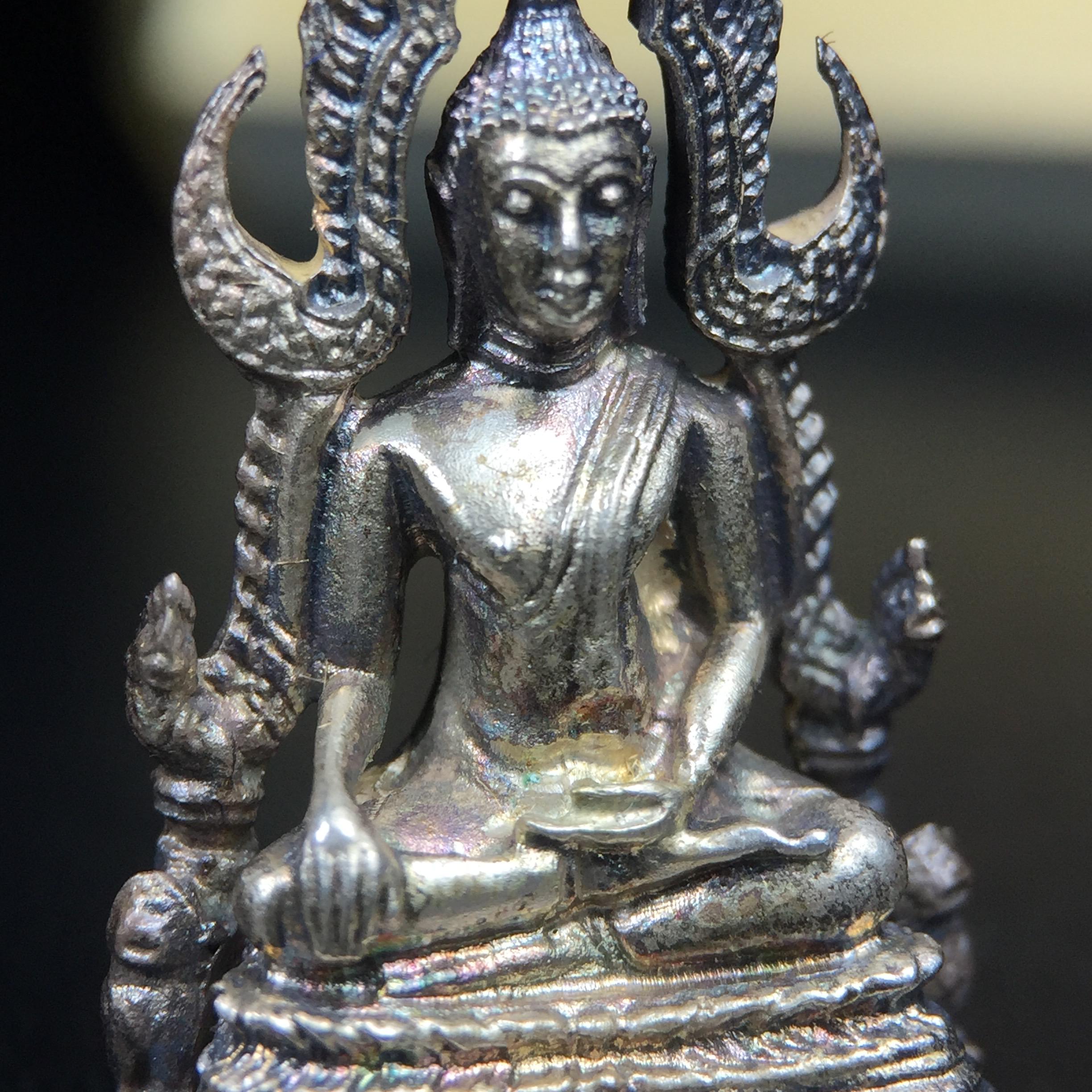 พระกริ่งพระพุทธชินราช มวก. วัดเบญจมบพิตร ปี 2519(รุ่นพิเศษ รุ่นแรก รุ่นเดียว)เนื้อเงิน(สภาพสวยผิวเดิมติดรุ้งผิวขึ้นน้ำทองสวยมีเสน่ห์ตามกาลเวลา)(ในหลวงรัชกาลที่9และสมเด็จพระราชินีเสด็จฯเททอง)(พิธีใหญ่ เกจิอาจารย์ในยุคยอดนิยมร่วมปลุกเสก) (องค์หมายเลข ๒๕๓๐)