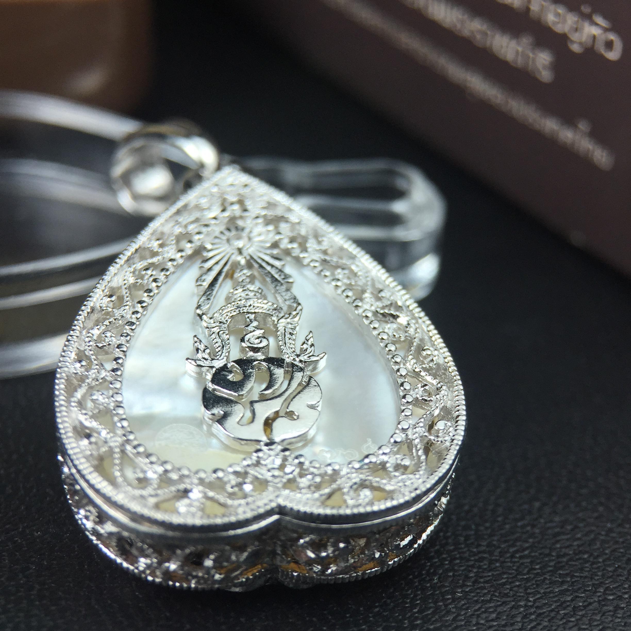 พระพุทธชินราช ภปร. โครงการ "เพราะแผ่นดินนี้ คือ แผ่นดินเกิด" ปี2548(รุ่นแรก) เหรียญทรงใบโพธิ์ ขนาด 21 x 29 มม. เนื้อเงินสามกษัตริย์ องค์พระชุบสามกษัตริย์ ล้อมด้วยกรอบเงินชุบทองคำขาวสลักเสลาเป็นลวดลายละเอียดอ่อน ส่วนพื้นองค์พระเป็นเปลือกหอยมุข