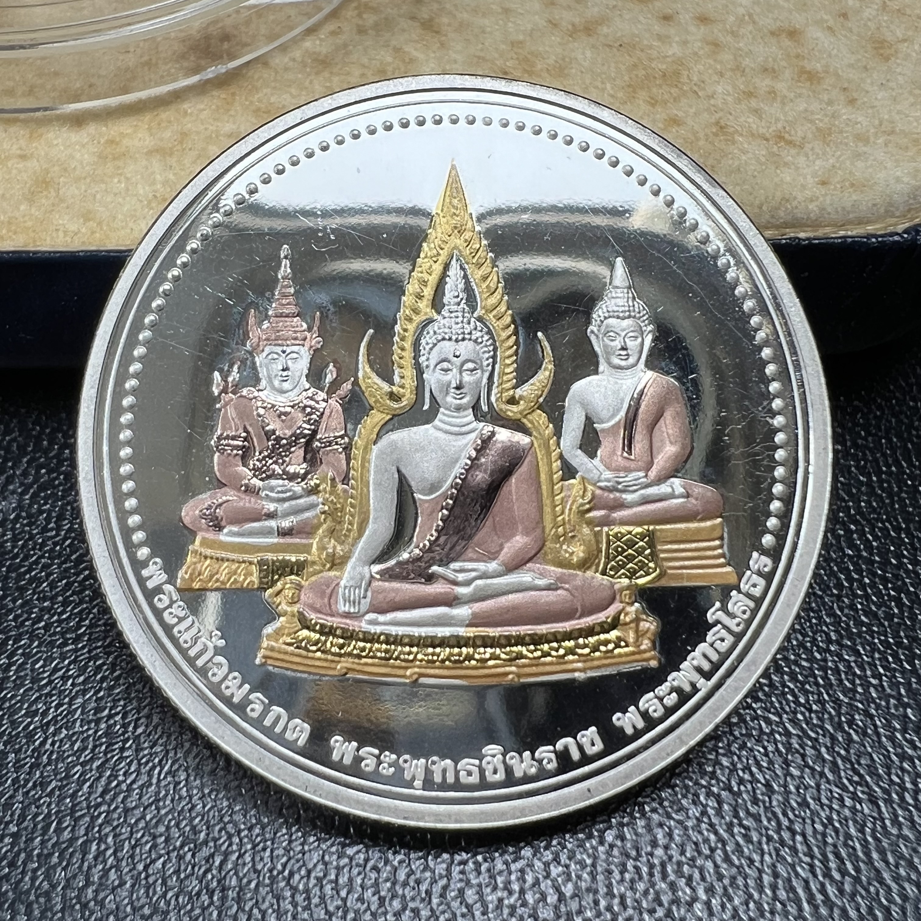 เหรียญพระแก้วมรกต พระพุทธชินราช พระพุทธโสธร รุ่นพุทธบารมี ปี 2540 เนื้อเงินขัดเงา 99.9% ชุบ 3 กษัตริย์ พร้อมกล่องบรรจุเดิม พิธีพุทธาภิเษก 2 พิธี มหามงคล (พระพุทธคู่บ้านคู่เมือง รูปแบบเหรียญสวยงดงามมาก พิธีใหญ่ เป็นที่นิยม)สร้างน้อยหายาก 1 ใน 500 เหรียญ