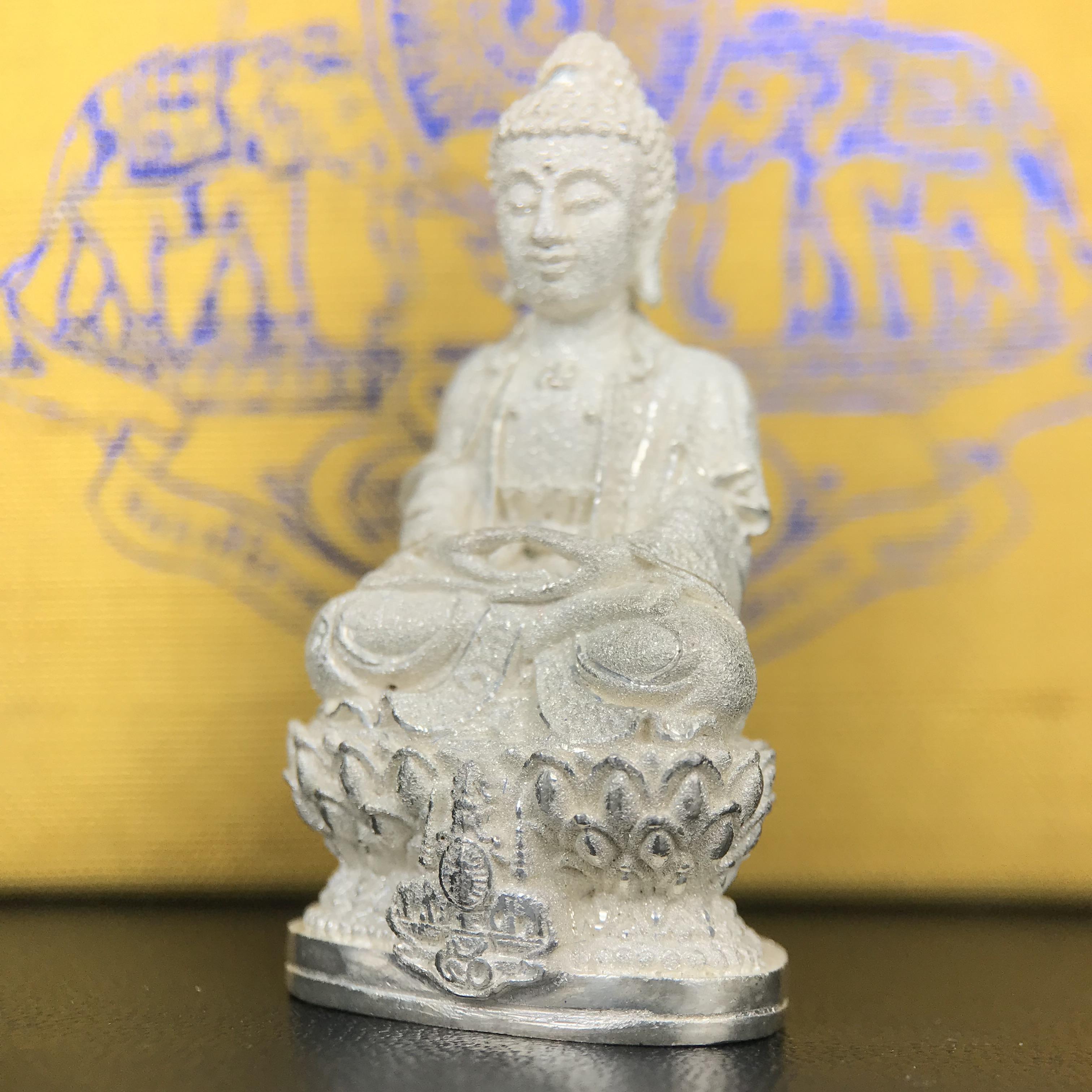 พระกริ่งจีน "ต้าเยิ่นถะ" ชุดกาญจนาภิเษกครองราชย์ 50 ปี วัดบวรนิเวศวิหาร ปี 2538 เนื้อเงินพ่นทรายขัดเงาบางส่วน 99.99% สูง 3.8 ซม. (คัดสภาพสวยเดิม พิธีใหญ่ พุทธศิลป์งดงาม) สภาพสวยเดิมพร้อมกล่องบรรจุเดิม ตอกโค๊ดหมายเลขกำกับ1 ใน 6001 องค์