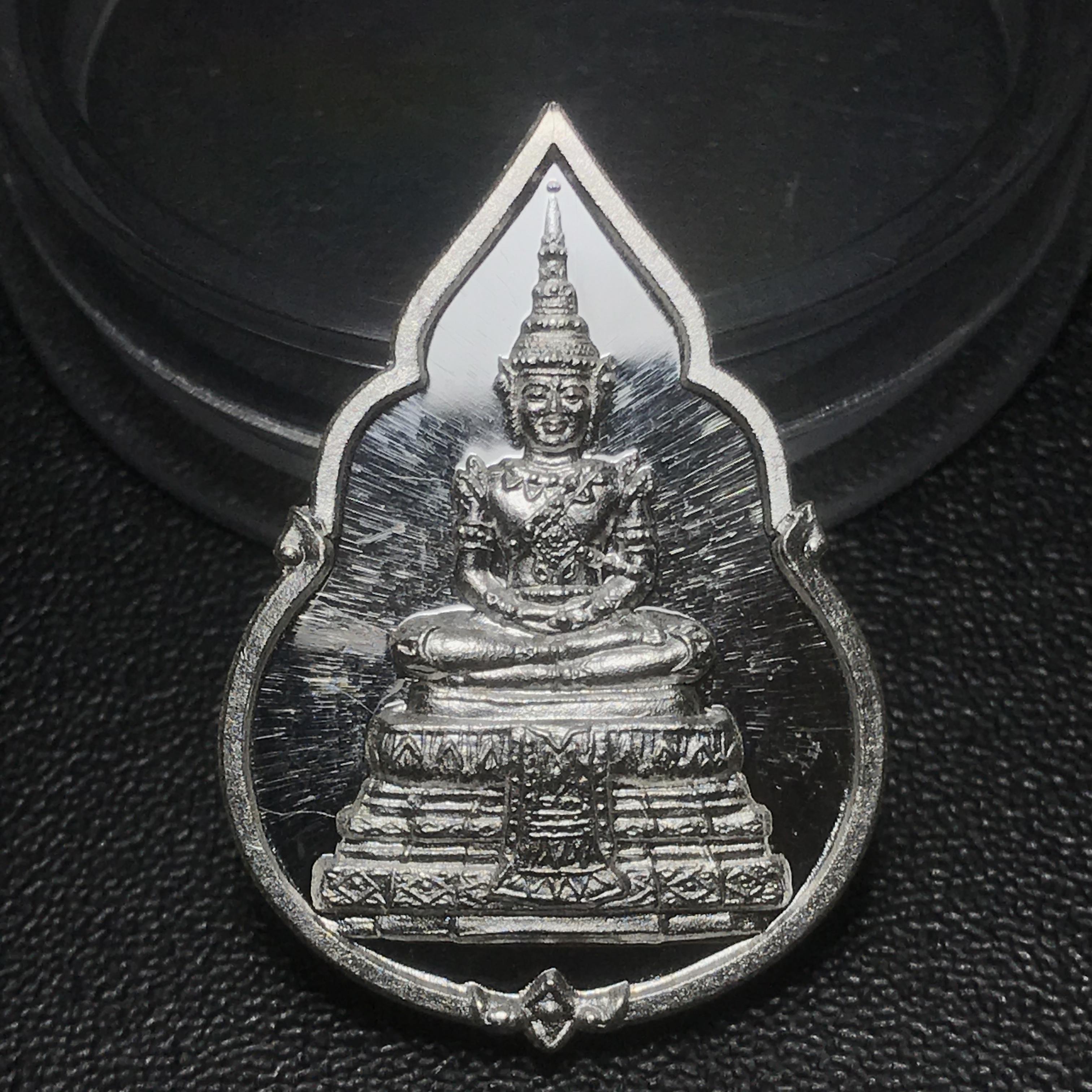 เหรียญพระแก้วมรกต ที่ระลึกในการหล่อเททองหล่อพระแก้วมรกต ครบรอบ 64 ปี กรมสรรพสามิต 2539 และในวโรกาสที่พระบาทสมเด็จพระเจ้าอยู่หัวทรงครองราชย์ครบ 50 ปี เมื่อ พ.ศ.2539 เนื้อเงินขัดเงา ทรงหยดน้ำ พร้อมตลับใส่ครบสมบูรณ์(เหรียญสภาพสวยเดิม พิธีใหญ่)