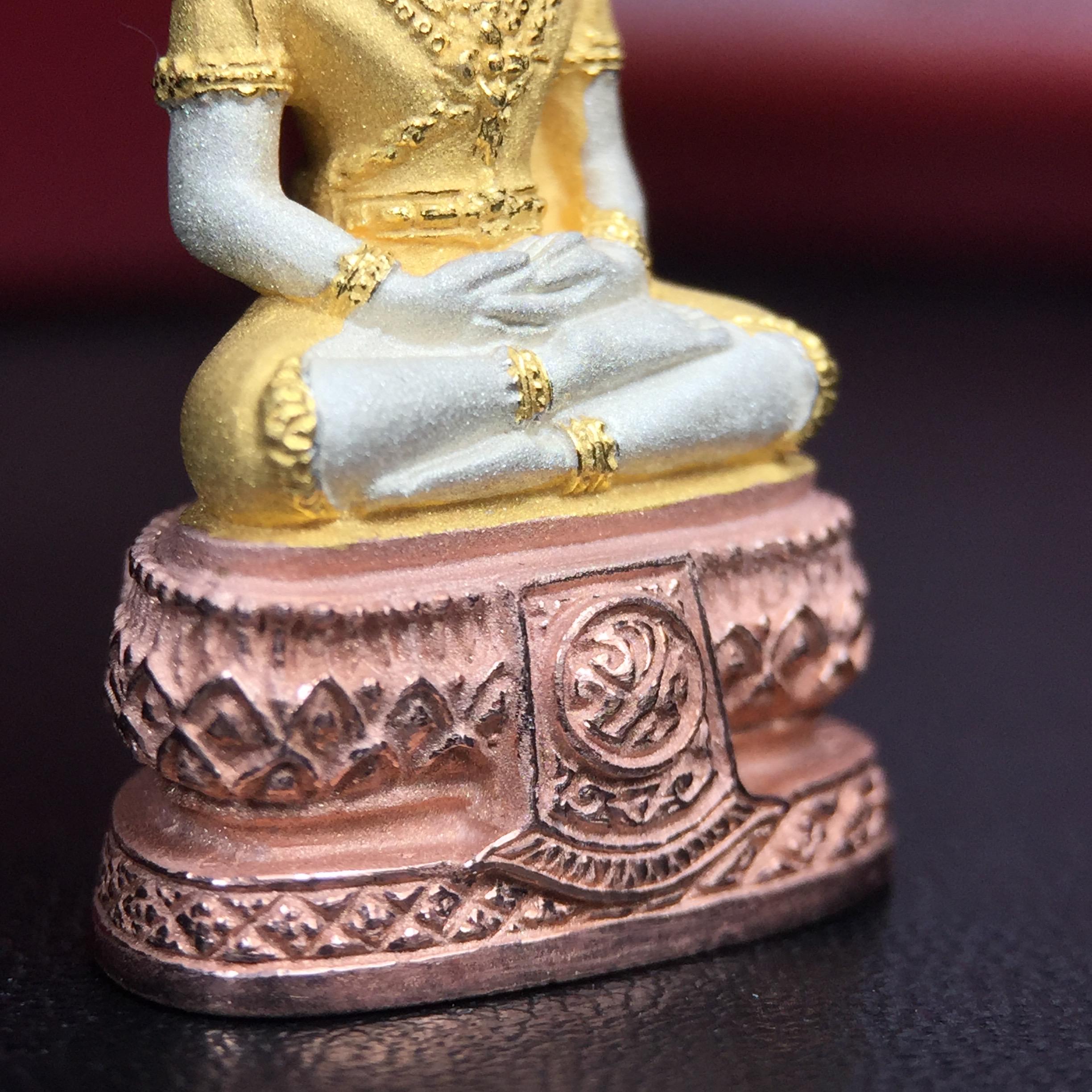 พระแก้วมรกต ภปร.(รุ่นแรก) ปี2545 จัดสร้างในมหาวโรกาส พระบาทสมเด็จพระเจ้าอยู่หัวรัชกาลที่ 9 ครบรอบ 75 พรรษา และฉลองกรุงรัตนโกสินทร์ครบ 220 ปี พิมพ์ลอยองค์ใหญ่ เนื้อเงินบริสุทธิ์ 92.5%(สามกษัตริย์) ขนาด 19*35 มม. พร้อมกล่อง สวยครบสมบูรณ์(องค์หมายเลข 3250)
