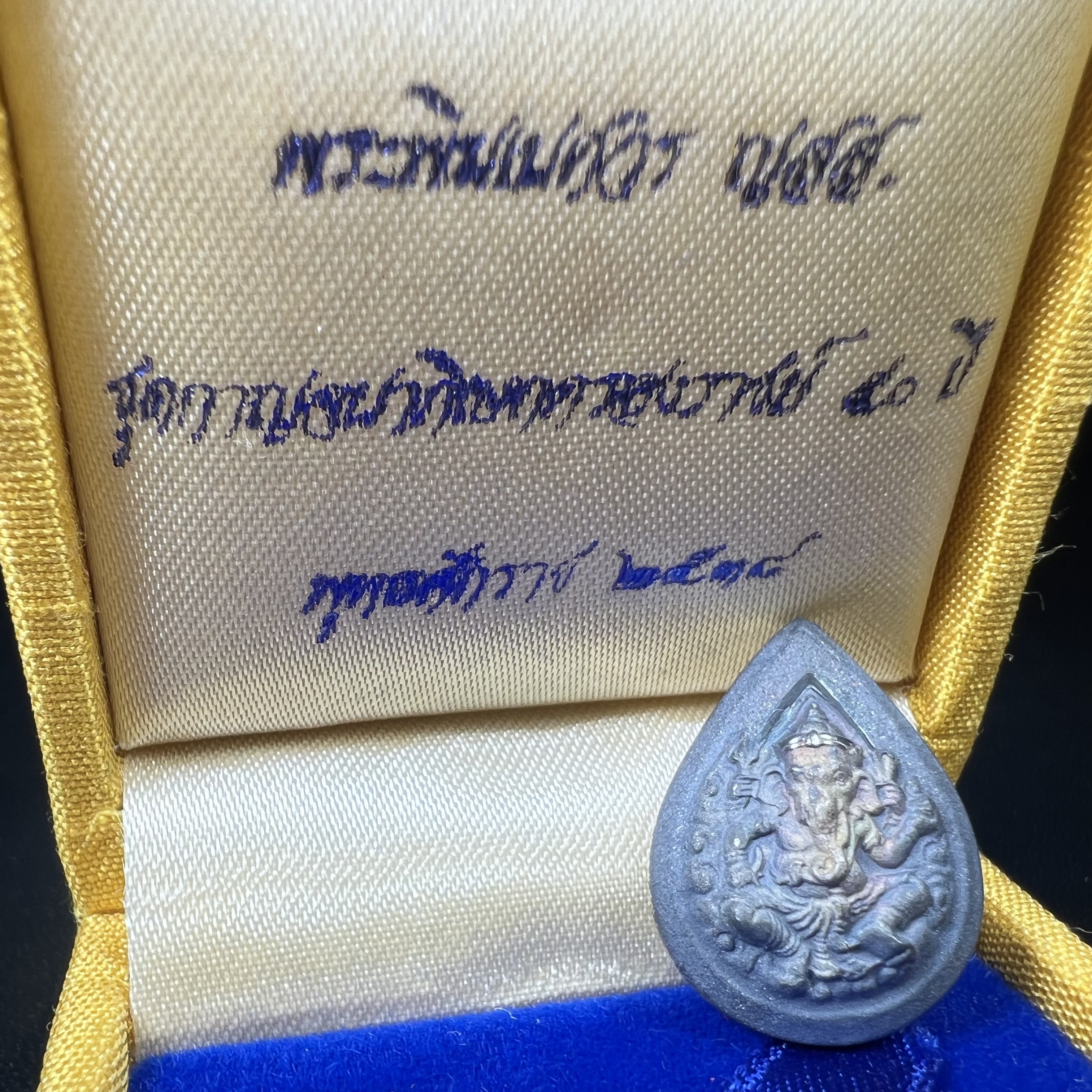 เหรียญพระพิฆเนศวร ญสส. ชุดกาญจนาภิเษกครองราชย์ 50 ปี พุทธศักราช 2538 พิมพ์เล็ก(1.9 ซม.) เนื้อเงินผิวเดิมกลับดำเข้มขลังงดงามธรรมชาติ สภาพสวยเดิมพร้อมกล่องบรรจุเดิม ตอกโค๊ดหมายเลขกำกับ(1ใน1000องค์)