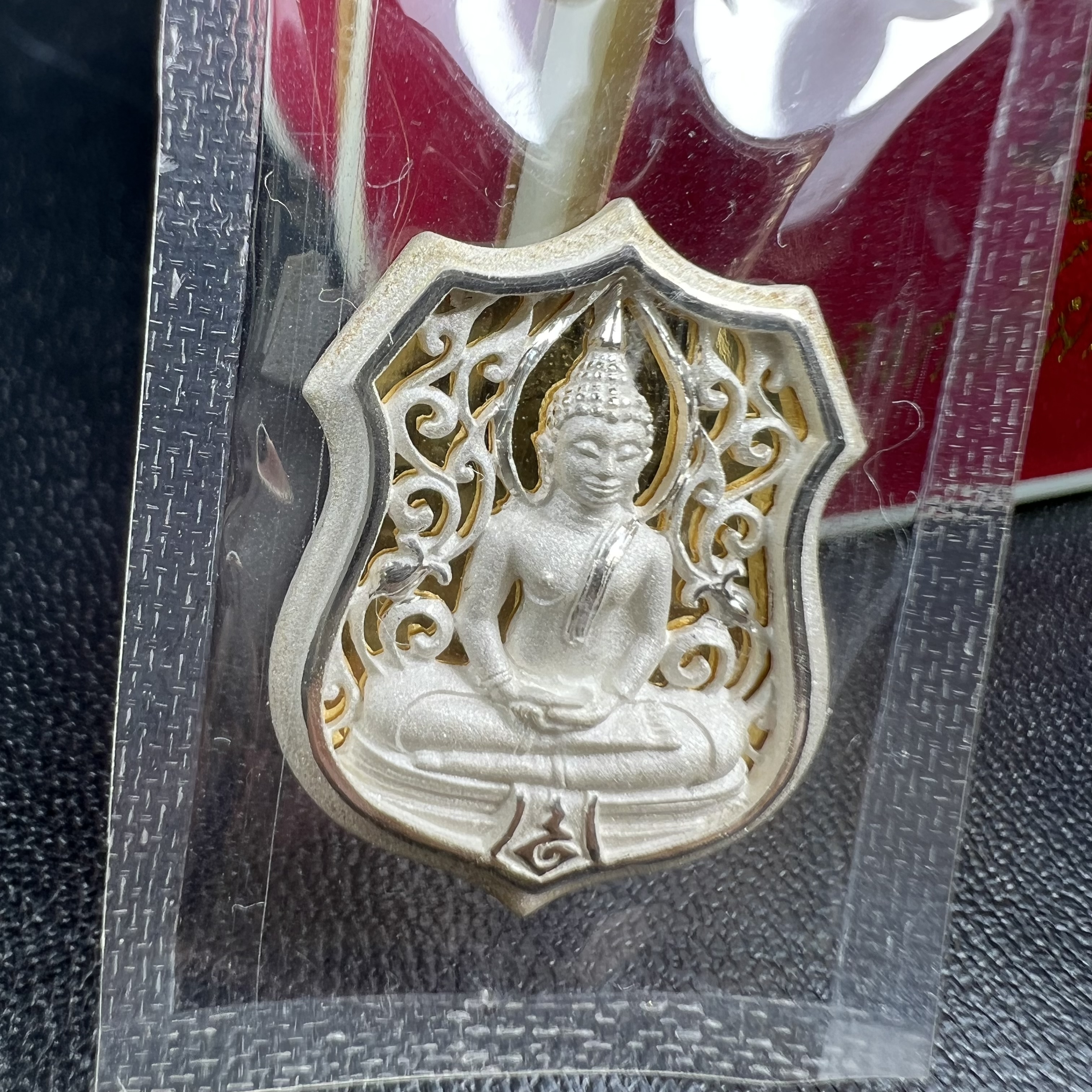 เหรียญหล่อฉลุลายพระพุทธโสธรทรงอาร์มลายกนก เนื้อเงินบริสุทธิ์พ่นทรายนวลขัดเงา(แผ่นกลางทองคำ) พิมพ์เล็ก สูง 2.1 ซม. รุ่น "ทูลเกล้ามหามงคล" ปี 2544(สภาพคัดสวยซีนซองเดิมกล่องบรรจุเดิมครบสมบูรณ์)