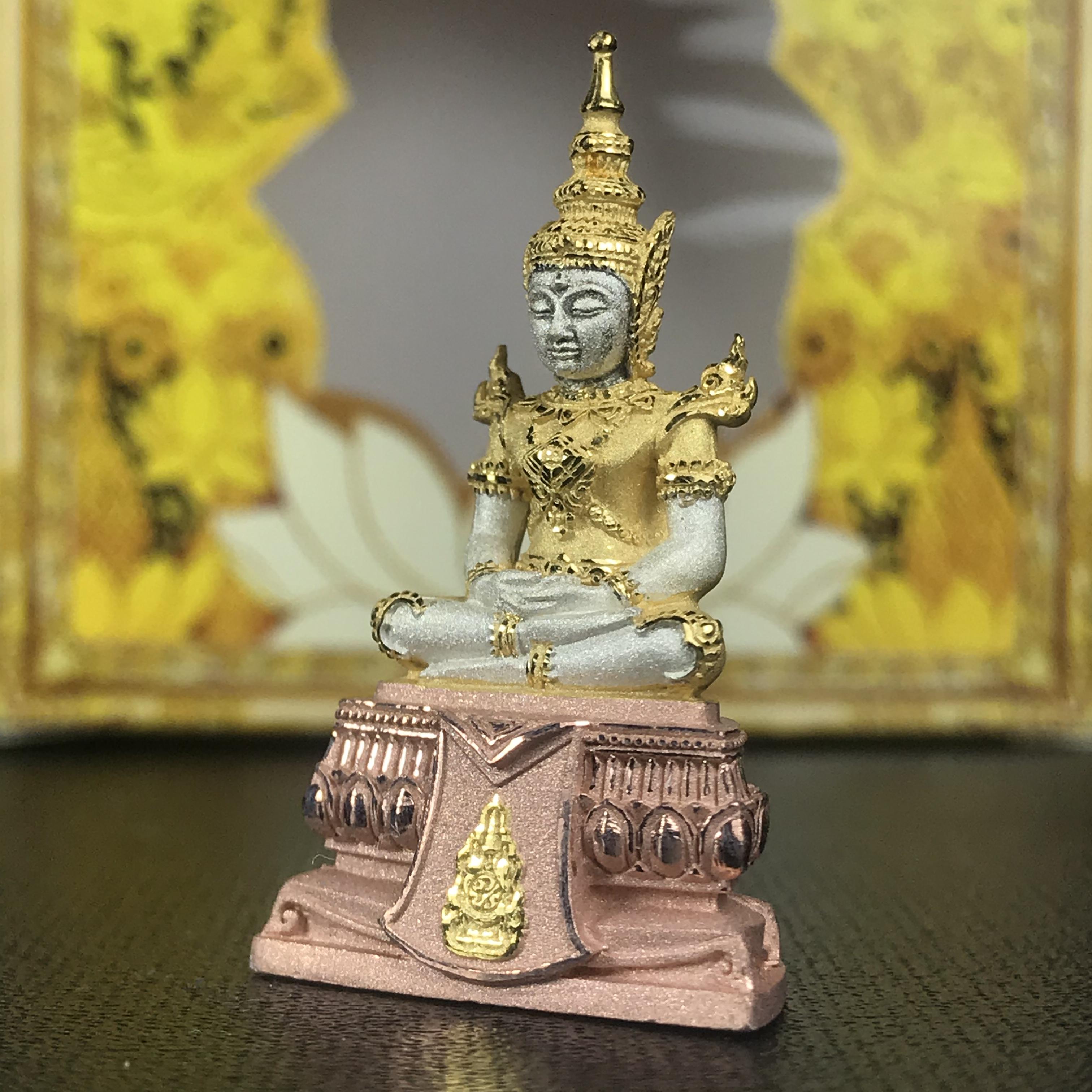 พระแก้วมรกต(จำลอง)ลอยองค์ ขนาดหน้าตัก 1/2 นิ้ว ทรงเครื่องฤดูร้อน เนื้อเงินสามกษัตริย์ ตราสัญลักษณ์ฉลองสิริราชสมบัติ ครบ 60 ปี พ.ศ.2549(สภาพสวย ครบ สมบูรณ์)