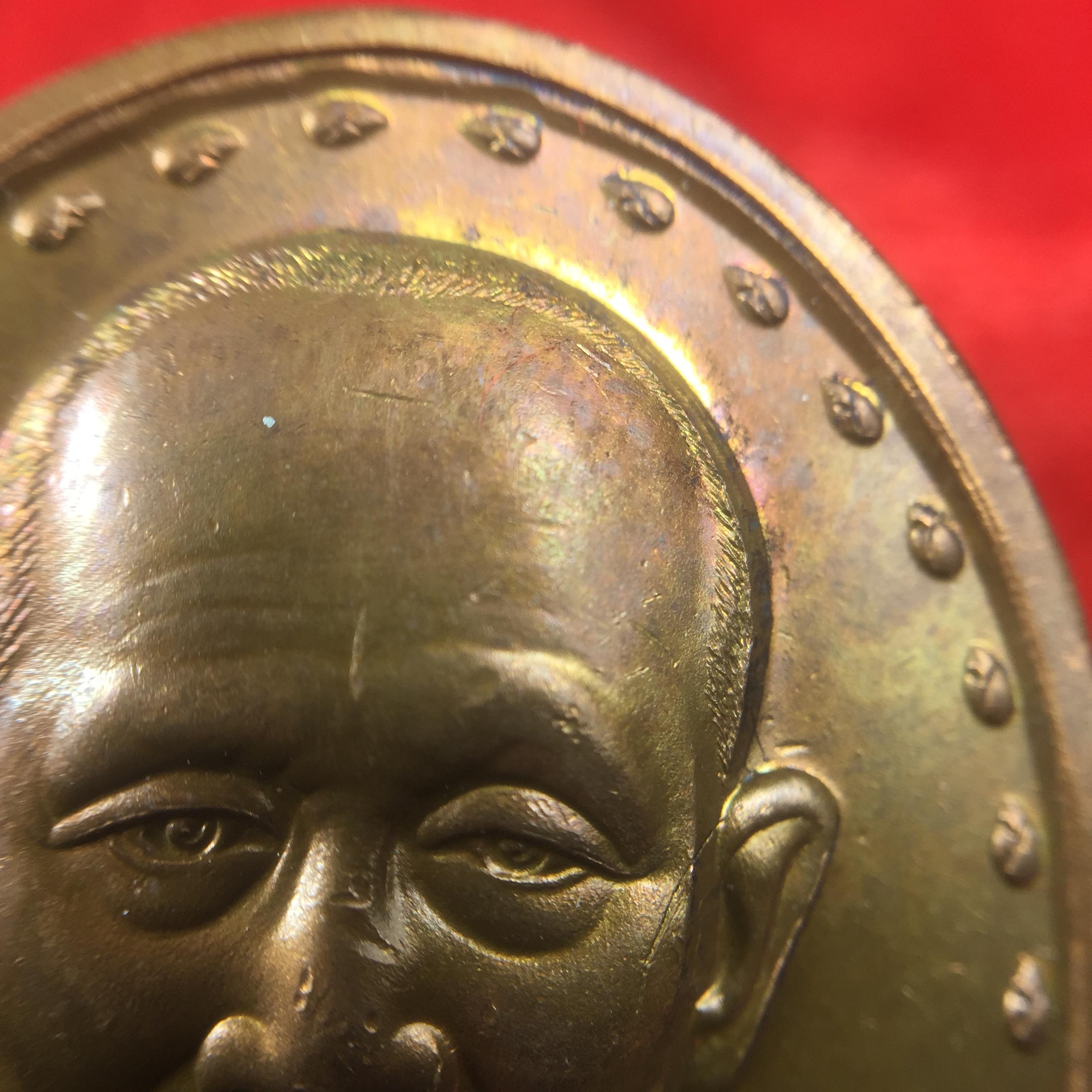 เหรียญรูปเหมือนรุ่นแรก สมเด็จพระญาณสังวร วัดบวรนิเวศวิหาร ปี2528 เนื้อทองแดง(บล็อกนิยมเขยื้อน-มีวงเดือน)สภาพสวยหายาก ชุดพระราชทานกรรมการ พร้อมกล่องบรรจุเดิม