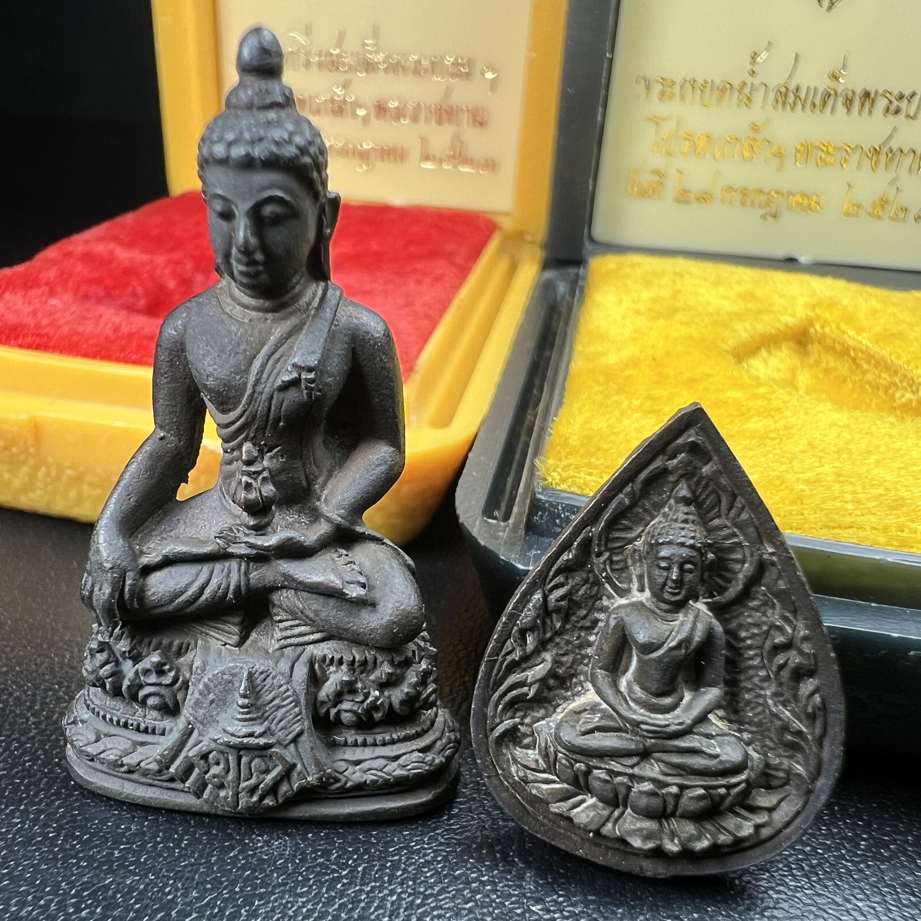 พระกริ่ง+พระหยดน้ำ มวก(รุ่นแรก)พระราชทาน ปี2523 วัดบวรนิเวศวิหาร เนื้อนวโลหะกล่องบรรจุเดิม(คัดสวยคมชัด เนื้อนวโลหะเข้มขลังตามแบบฉบับงานแกะแม่พิมพ์โดย นายช่างเกษม มงคลเจริญ แบบนิยม พร้อมกล่องบรรจุเดิม)(หลวงปู่โต๊ะร่วมปลุกเสก)