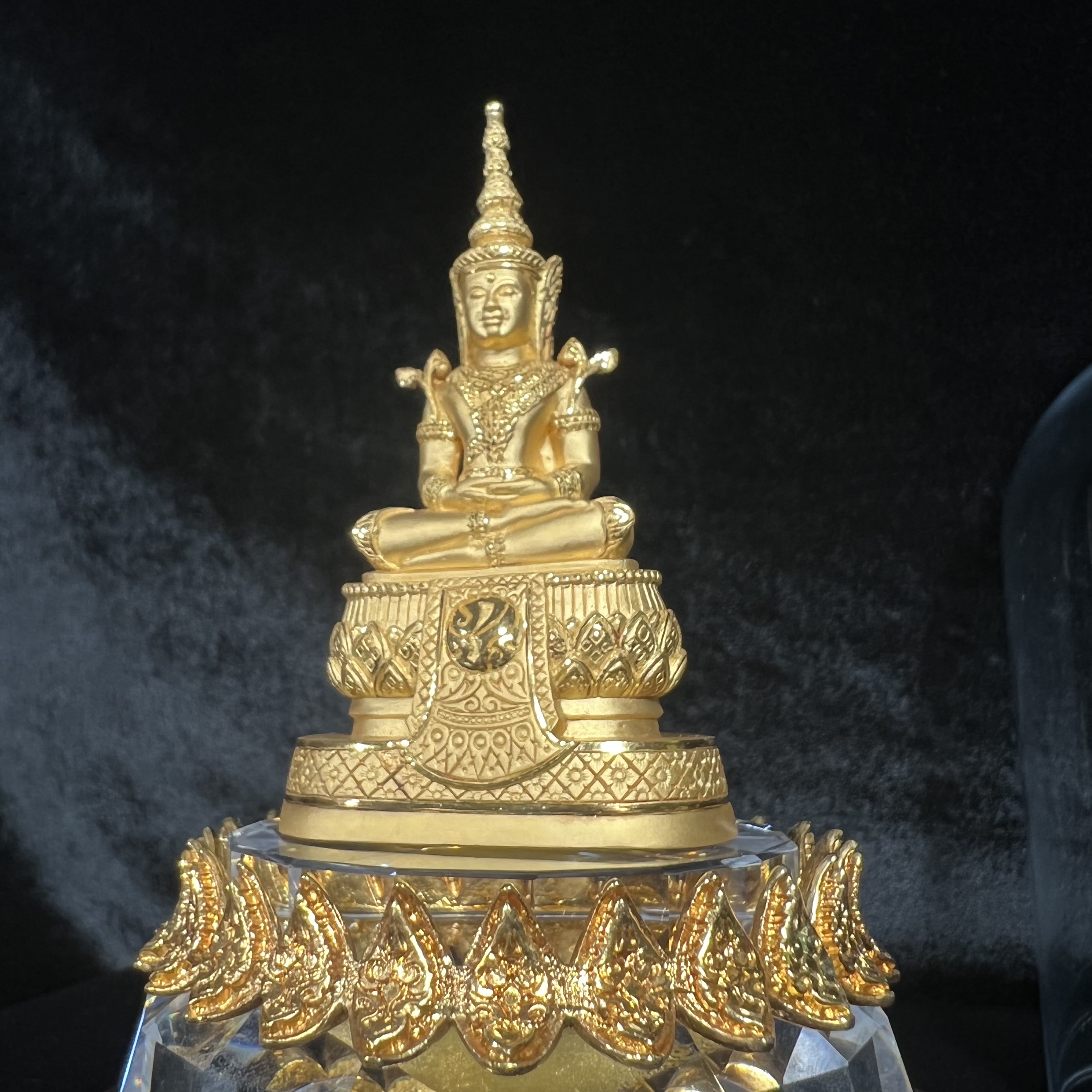 พระแก้วมรกต ภปร.(รุ่นแรก) ปี2545 รุ่นฉลองกรุงรัตนโกสินทร์ครบ 220 ปี หล่อลอยองค์ เนื้อทองคำบริสุทธิ์99.99% ขนาดบูชา 50*90 มม. พร้อมฐานวางครอบแก้วเดิม(สวยงามและหายากมาก)(1ใน1000องค์)