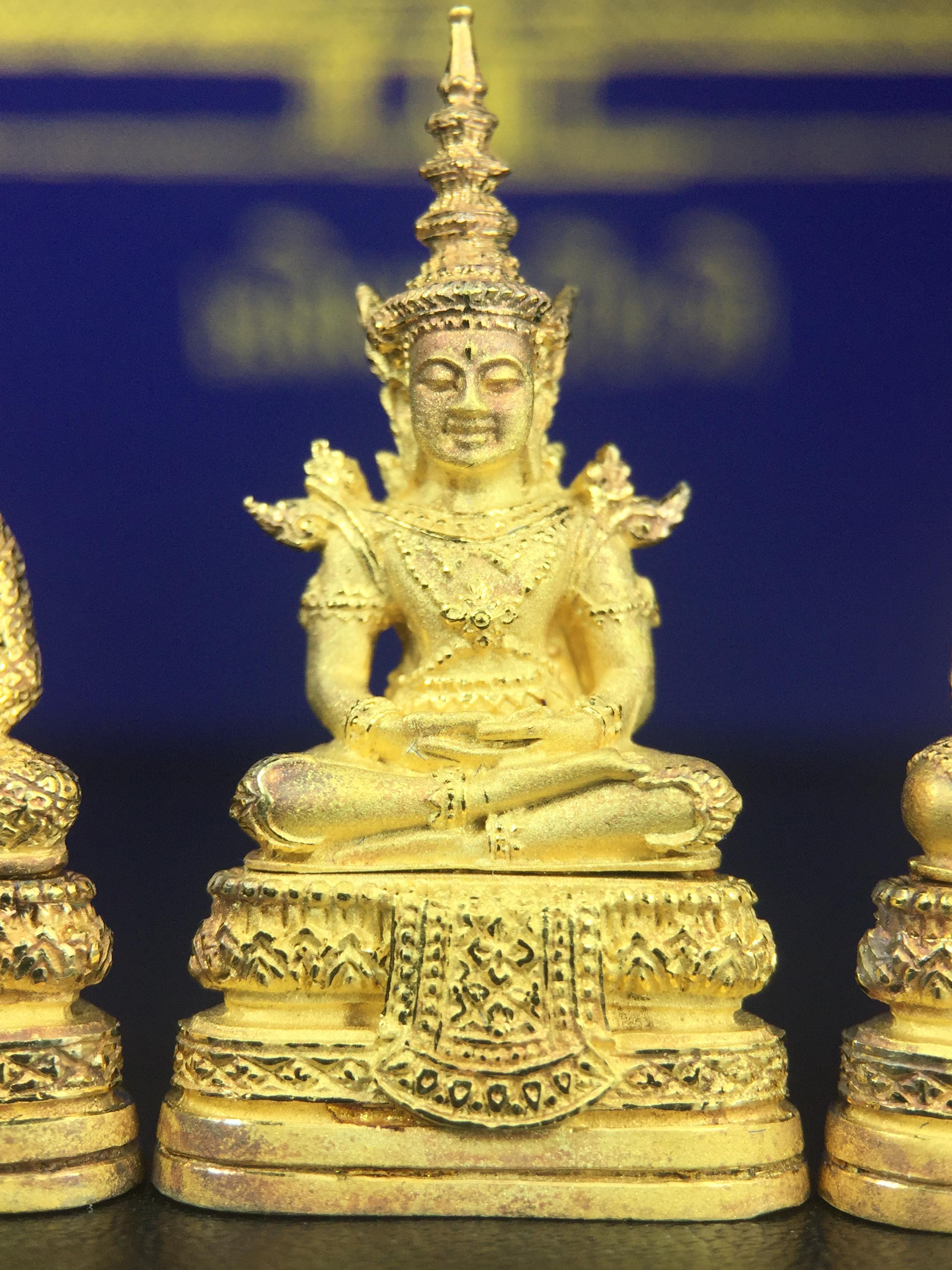 พระพุทธมหามณีรัตนปฎิมากร(พระแก้วมรกต)รุ่น เฉลิมพระเกียรติ วัดพระศรีรัตนศาสดารามราม(วัดพระแก้ว) ปี2543 เนื้อเงินชุบทองพ่นทรายขัดเงาบางส่วน พิมพ์ใหญ่ลอยองค์ ชุด 3 ฤดู ตอกโค๊ตหมายเลขเดียวกันทั้ง3องค์ ชุดหมายเลข( ช147)สภาพผิวสวยดุจทองคำกล่องบรรจุเดิมครบ