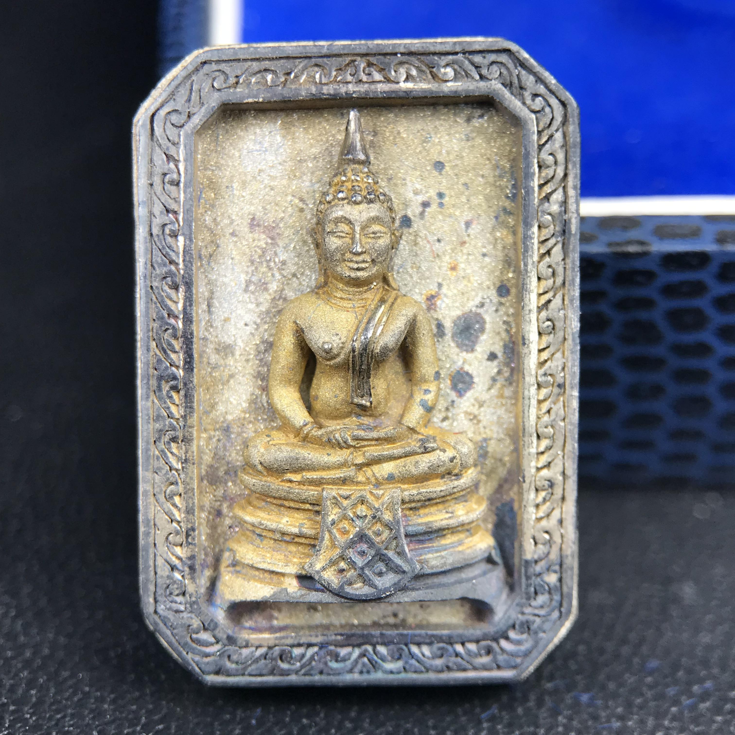 พระพุทธโสธร(หลวงพ่อโสธร) รุ่นสร้างอุโบสถ พิธีมหาพุทธาภิเษก ณ พระอุโบสถวัดโสธรวรารามวรวิหาร ปี 2539 เนื้อเงินทรายนวลขัดเงาบางส่วน พิมพ์แปดเหลี่ยม(หายากสร้างน้อย)กล่องบรรจุเดิมครบสมบูรณ์สวยงดงาม(เนื้อเงินผิวเดิมรุ้งสวยสวย องค์หมายเลขสวย ๗๔๔๕)