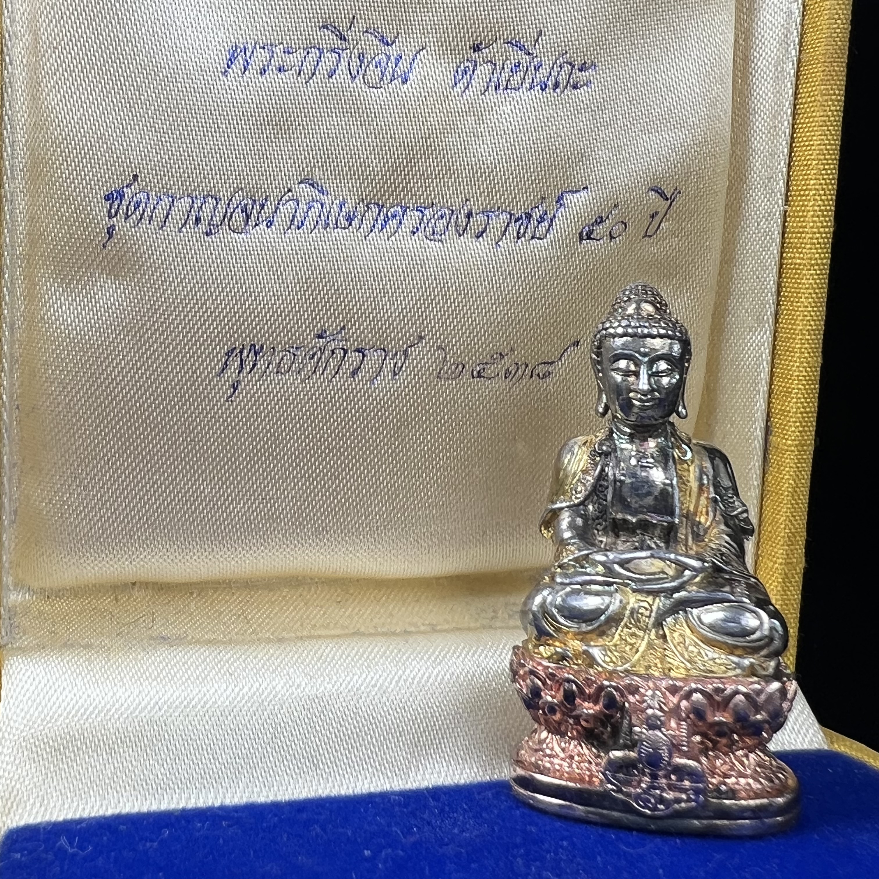 พระกริ่งจีน "ต้าเยิ่นถะ" ชุดกาญจนาภิเษกครองราชย์ 50 ปี วัดบวรนิเวศวิหาร ปี 2538 เนื้อเงินสามกษัตริย์ 99.99% สูง 3.8 ซม. (สภาพผิวสวยเดิมติดรุ้งๆ พิธีใหญ่ พุทธศิลป์งดงาม) สภาพสวยเดิมพร้อมกล่องบรรจุเดิม ***ตอกโค๊ดหมายเลข ๖๒๖๒***