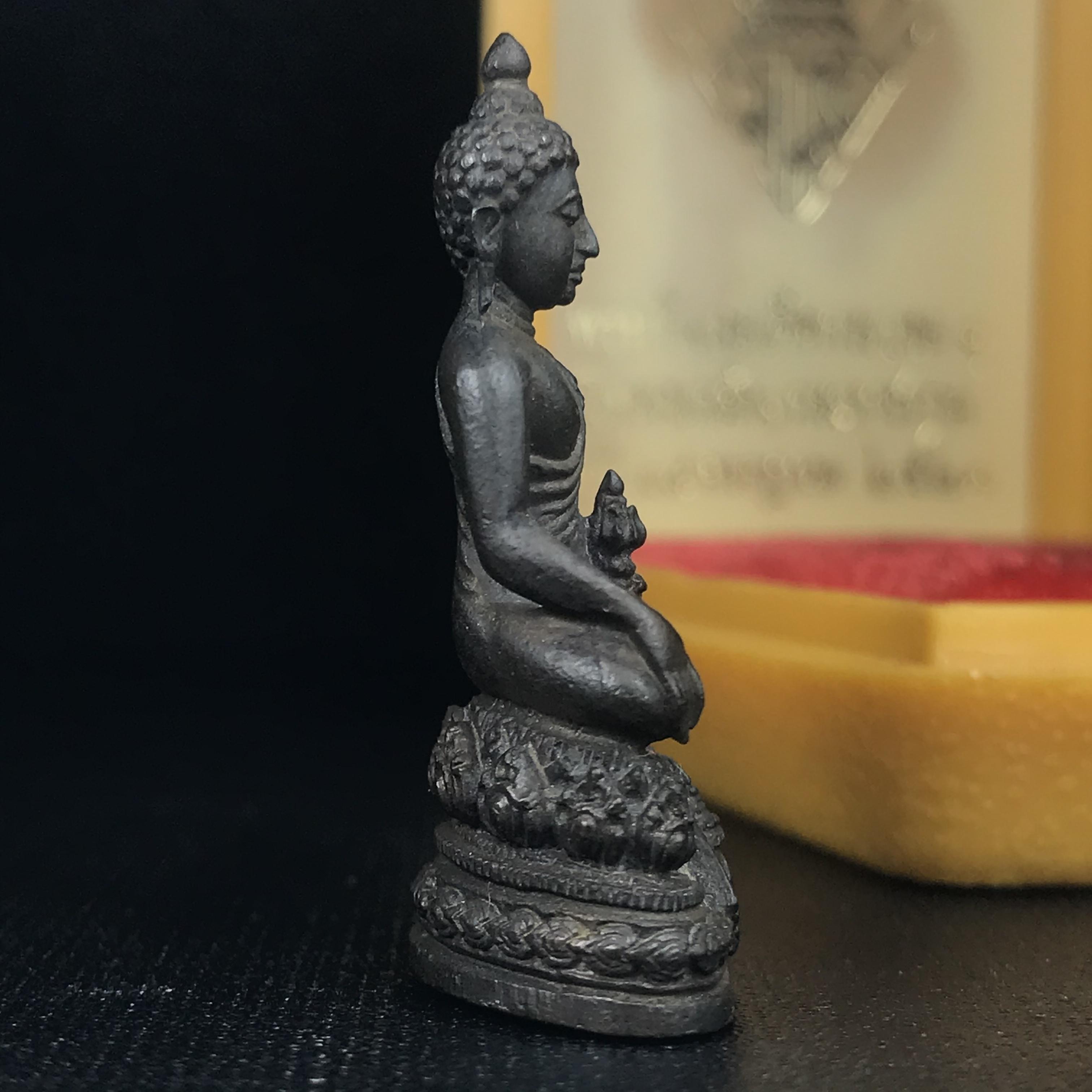 พระกริ่ง มวก(รุ่นแรก)พระราชทาน ปี2523 วัดบวรนิเวศวิหาร เนื้อนวโลหะกล่องบรรจุเดิม(คัดสวยคมชัด เนื้อนวโลหะเข้มขลังตามแบบฉบับงานแกะแม่พิมพ์โดย นายช่างเกษม มงคลเจริญ แบบนิยม พร้อมกล่องบรรจุเดิม)(หลวงปู่โต๊ะร่วมปลุกเสก)